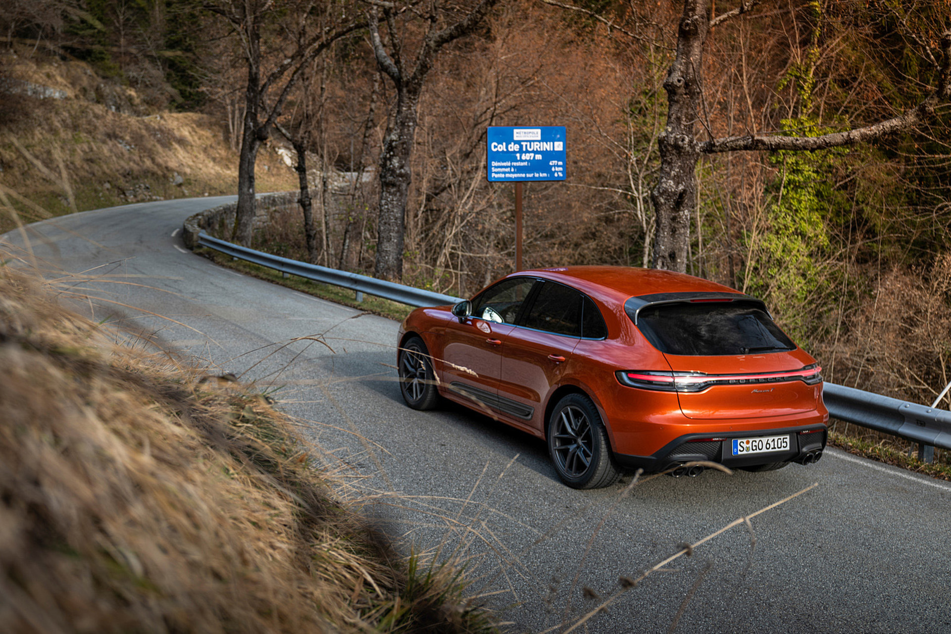 Download 2023 Porsche Macan T - Rear Three-Quarter HD Wallpaper 1921x1281 #89