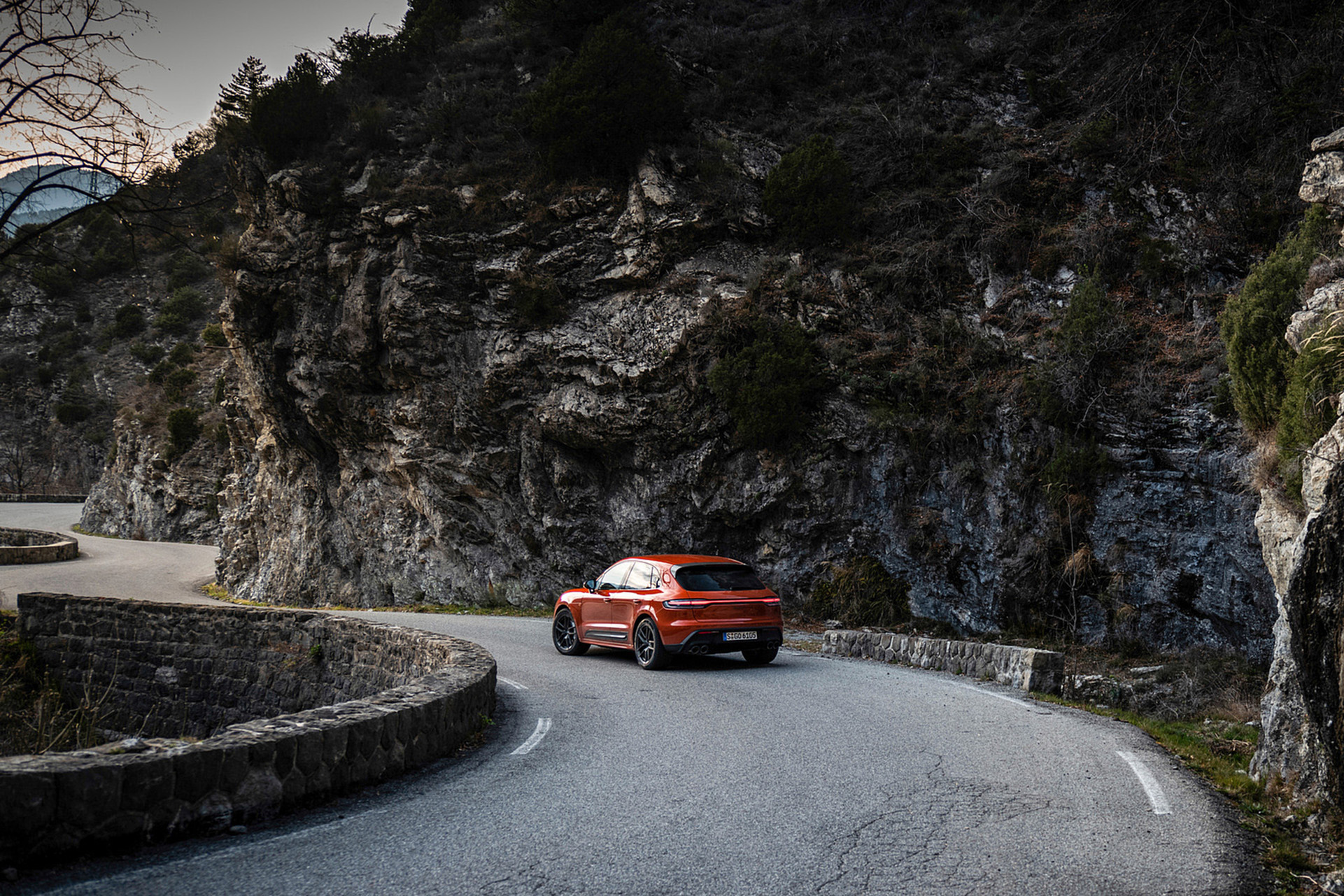 Download 2023 Porsche Macan T - Rear Three-Quarter HD Wallpaper 1921x1281 #118