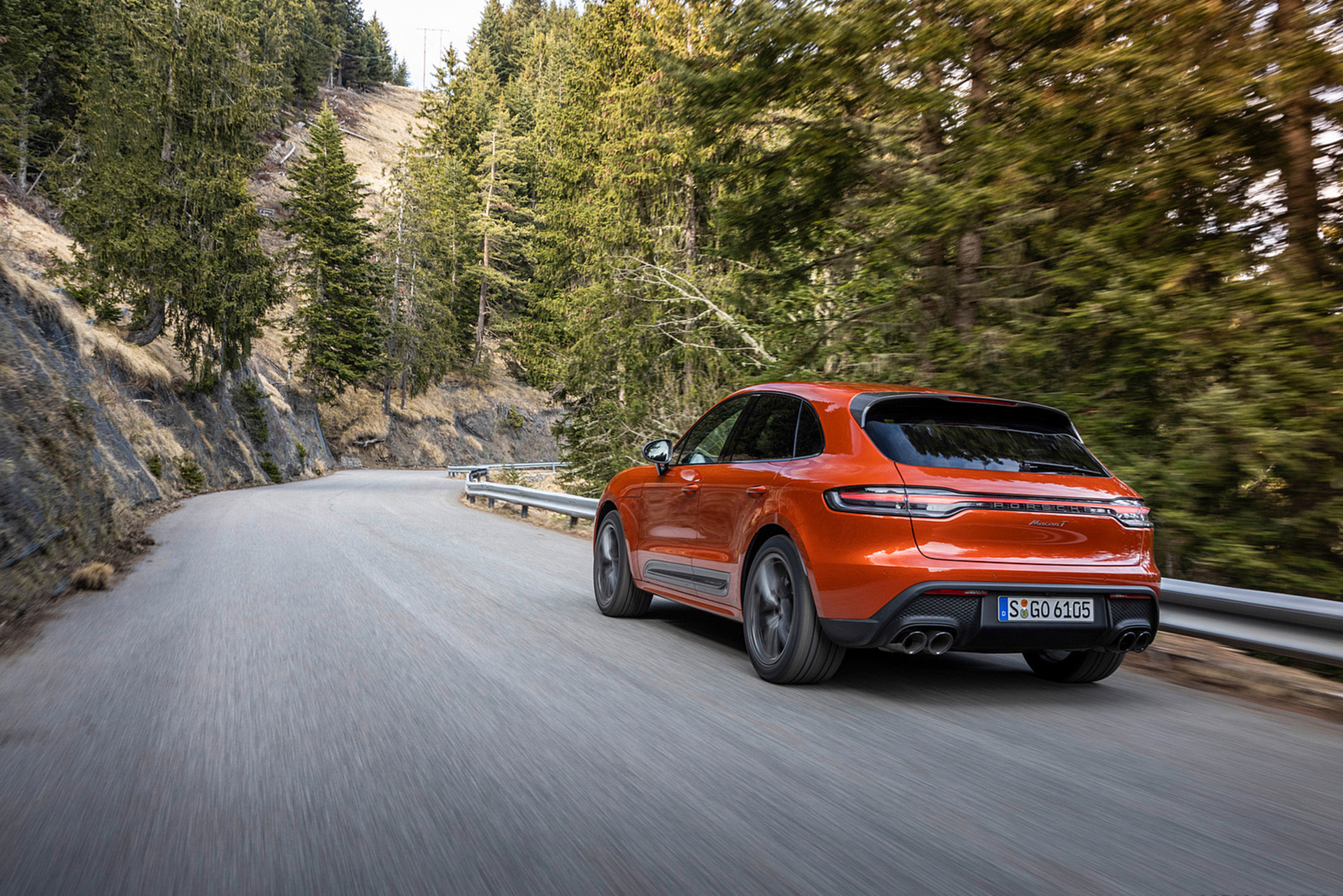Download 2023 Porsche Macan T - Rear Three-Quarter HD Wallpaper 1921x1281 #100