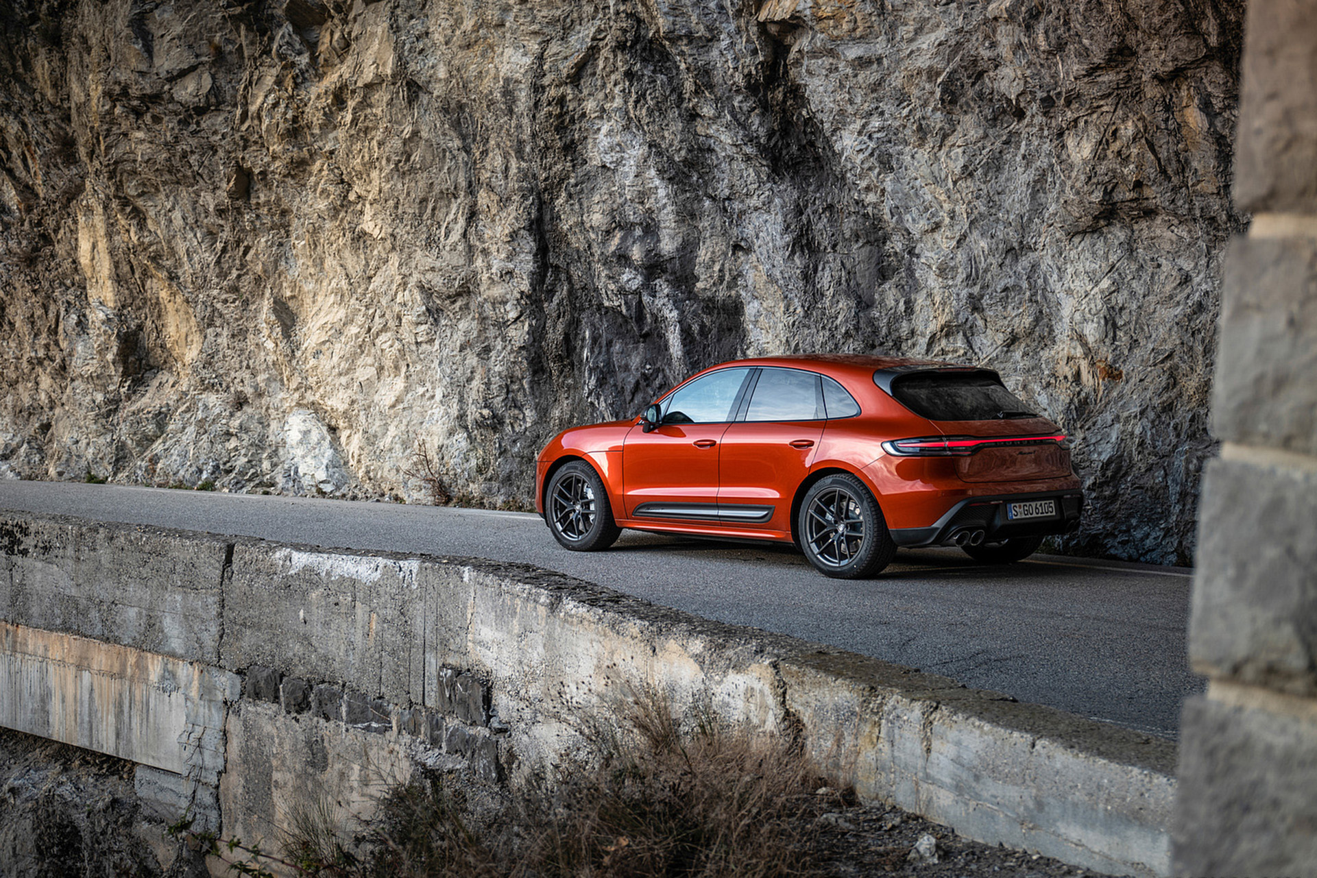 Download 2023 Porsche Macan T - Rear Three-Quarter HD Wallpaper 1921x1281 #126