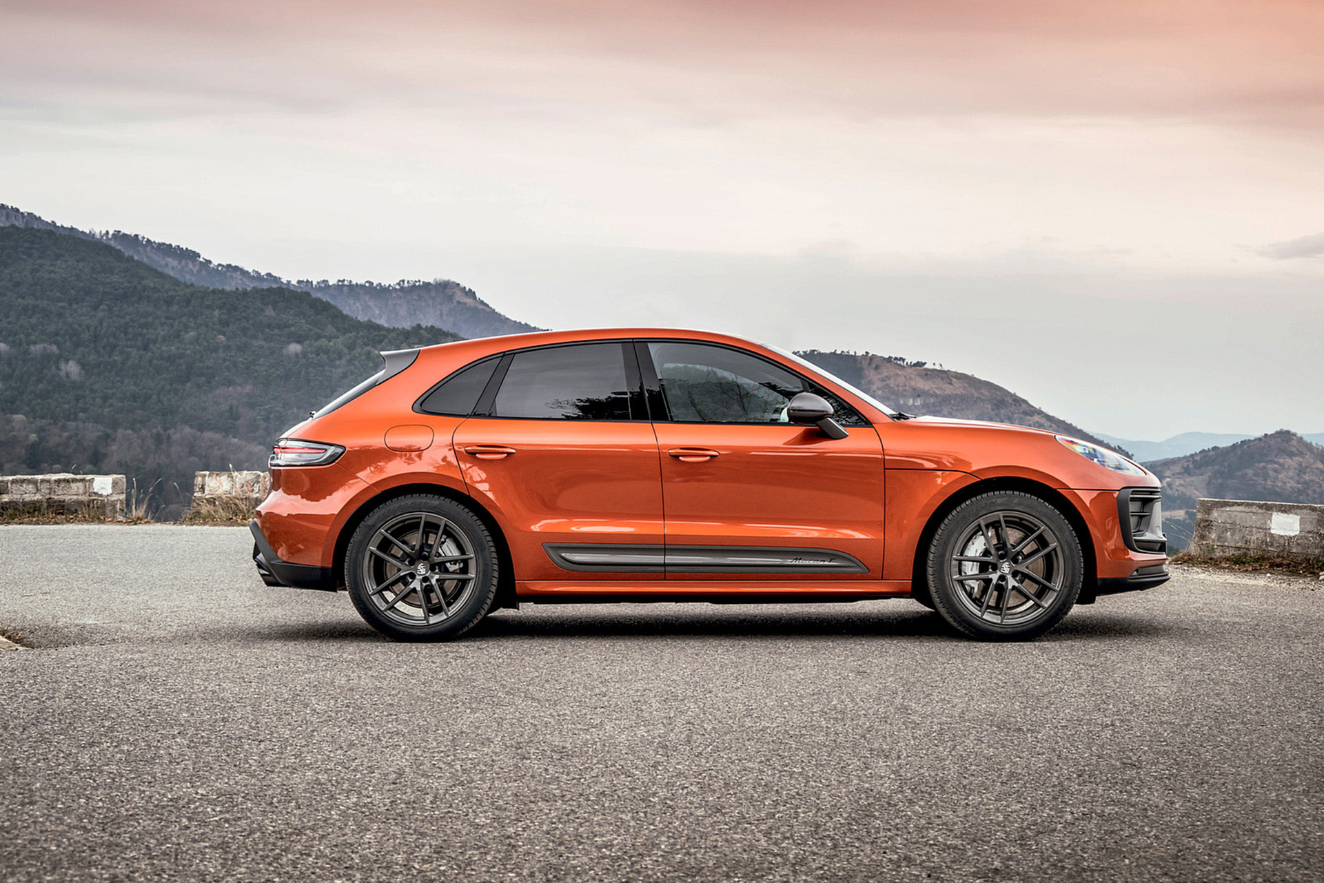 Download 2023 Porsche Macan T - Side HD Wallpaper 1921x1281 #135