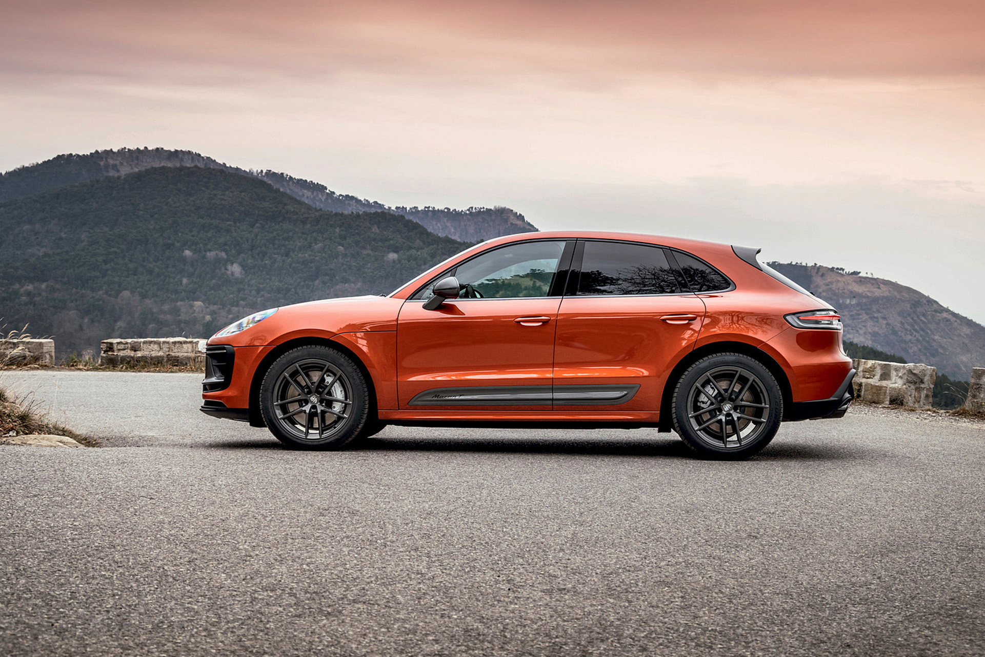 Download 2023 Porsche Macan T - Side HD Wallpaper 1921x1281 #136