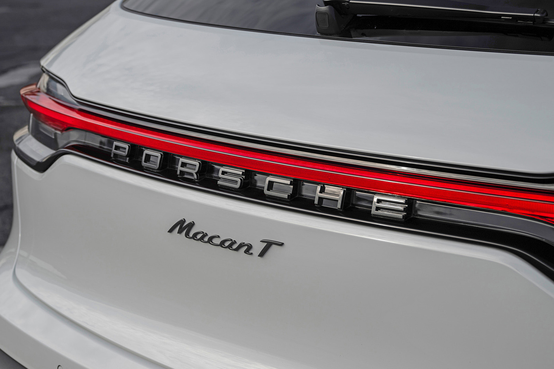 Download 2023 Porsche Macan T - Badge HD Wallpaper 1921x1281 #63