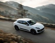 2023 Porsche Macan T - Front Three-Quarter Wallpaper 190x150