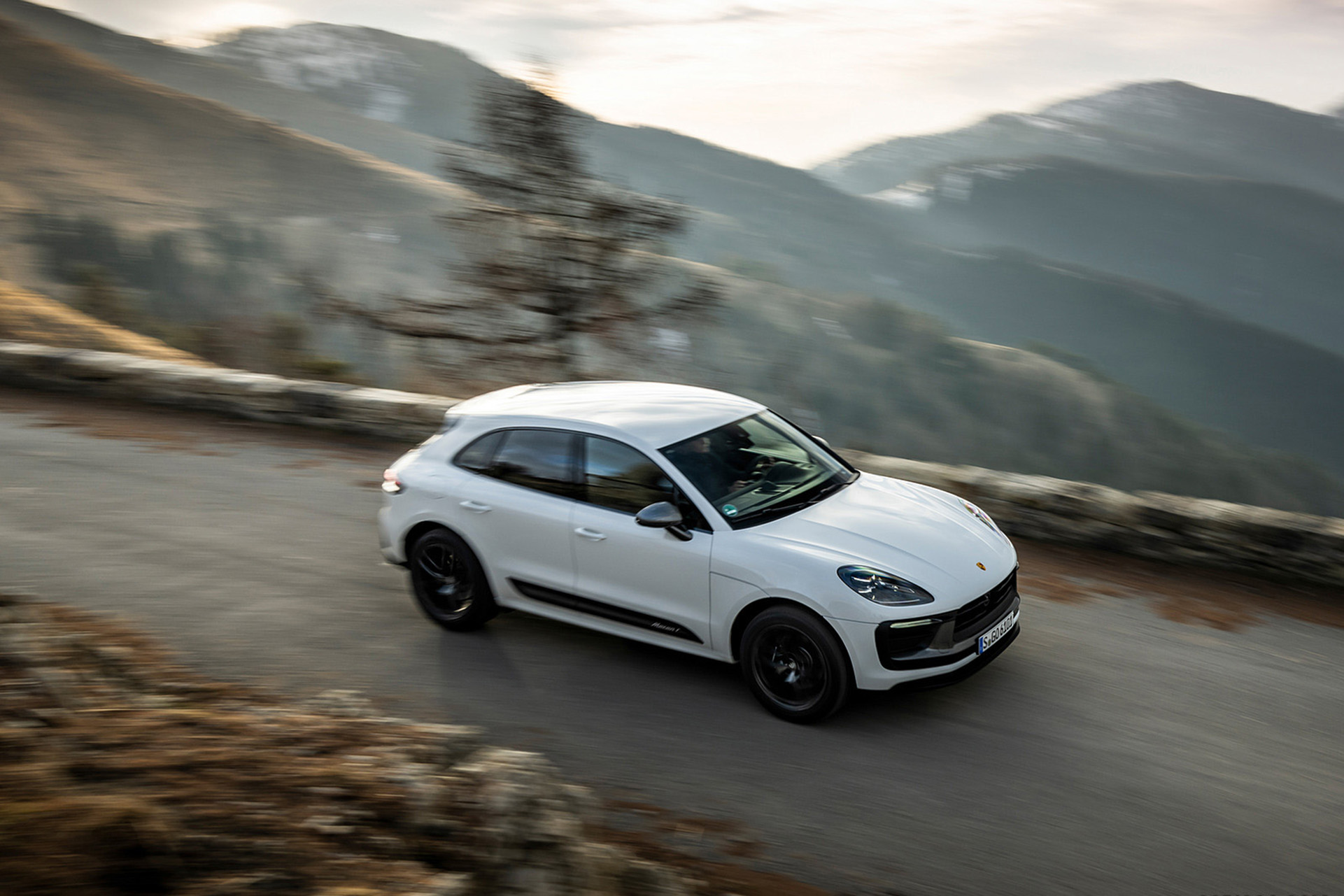 Download 2023 Porsche Macan T - Front Three-Quarter HD Wallpaper 1921x1281 #33