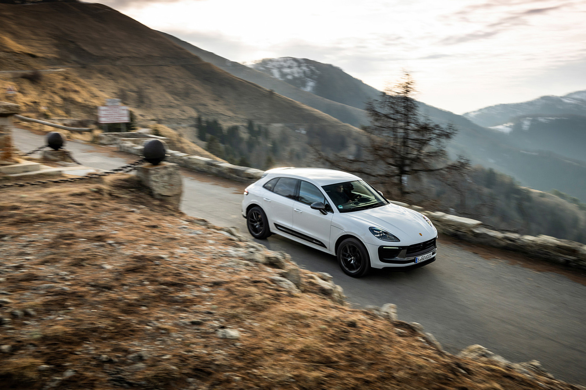 Download 2023 Porsche Macan T - Front Three-Quarter HD Wallpaper 1921x1281 #34