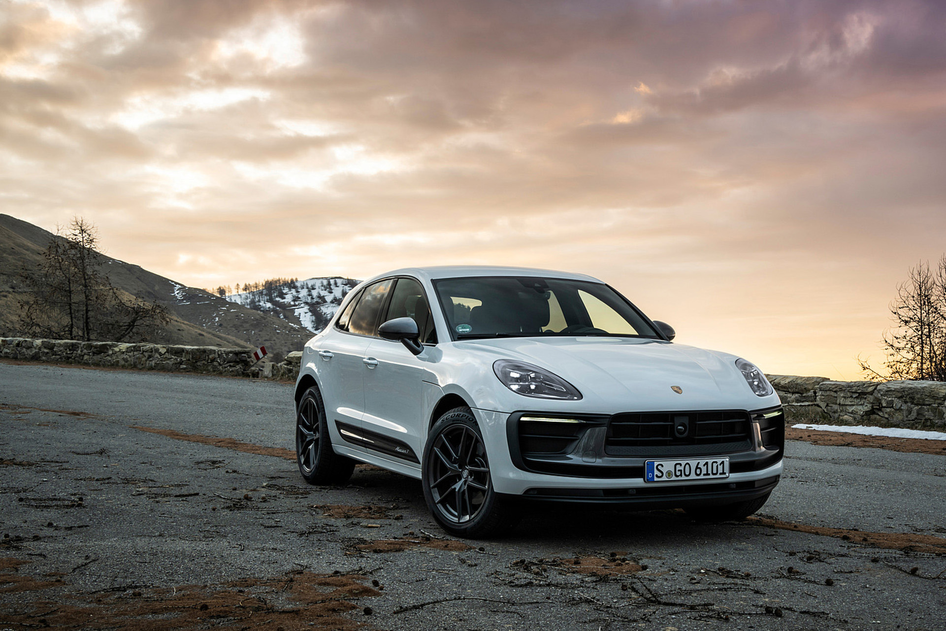 Download 2023 Porsche Macan T - Front Three-Quarter HD Wallpaper 1921x1281 #44