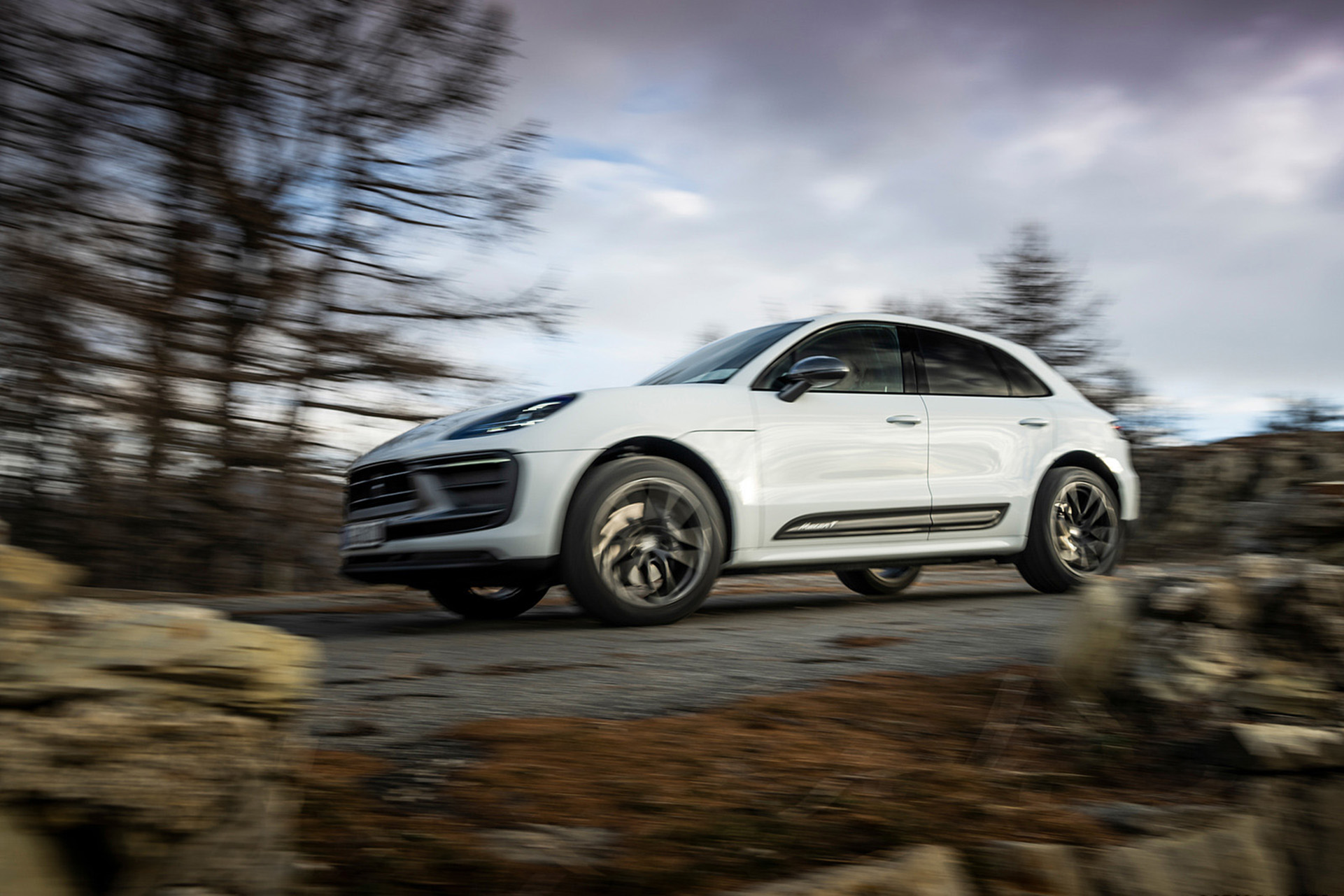 Download 2023 Porsche Macan T - Front Three-Quarter HD Wallpaper 1921x1281 #39