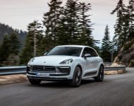2023 Porsche Macan T - Front Three-Quarter Wallpaper 190x150