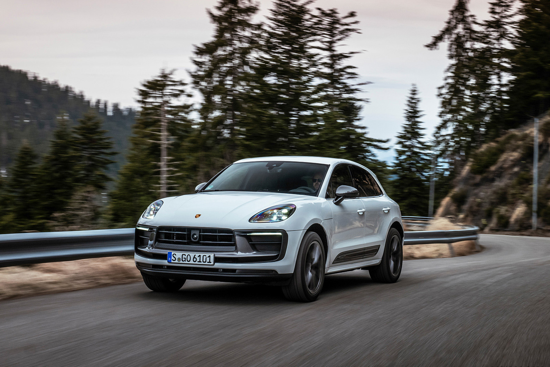 Download 2023 Porsche Macan T - Front Three-Quarter HD Wallpaper 1921x1281 #18