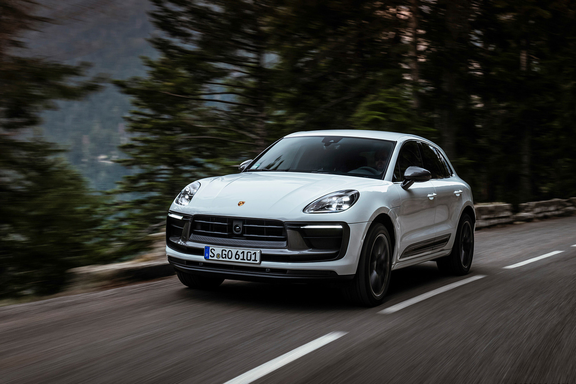 Download 2023 Porsche Macan T - Front Three-Quarter HD Wallpaper 1921x1281 #1