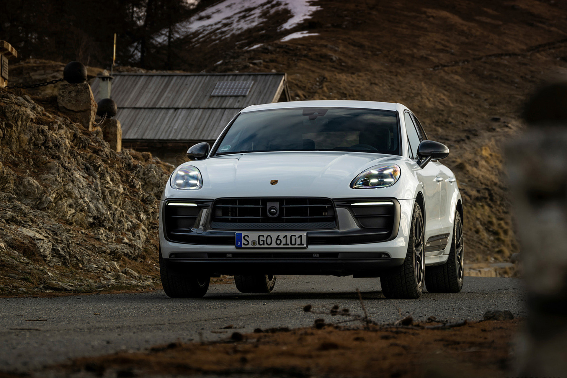 Download 2023 Porsche Macan T - Front HD Wallpaper 1921x1281 #40