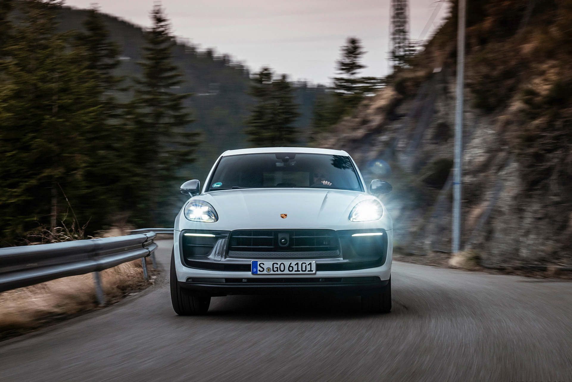 Download 2023 Porsche Macan T - Front HD Wallpaper 1921x1281 #12