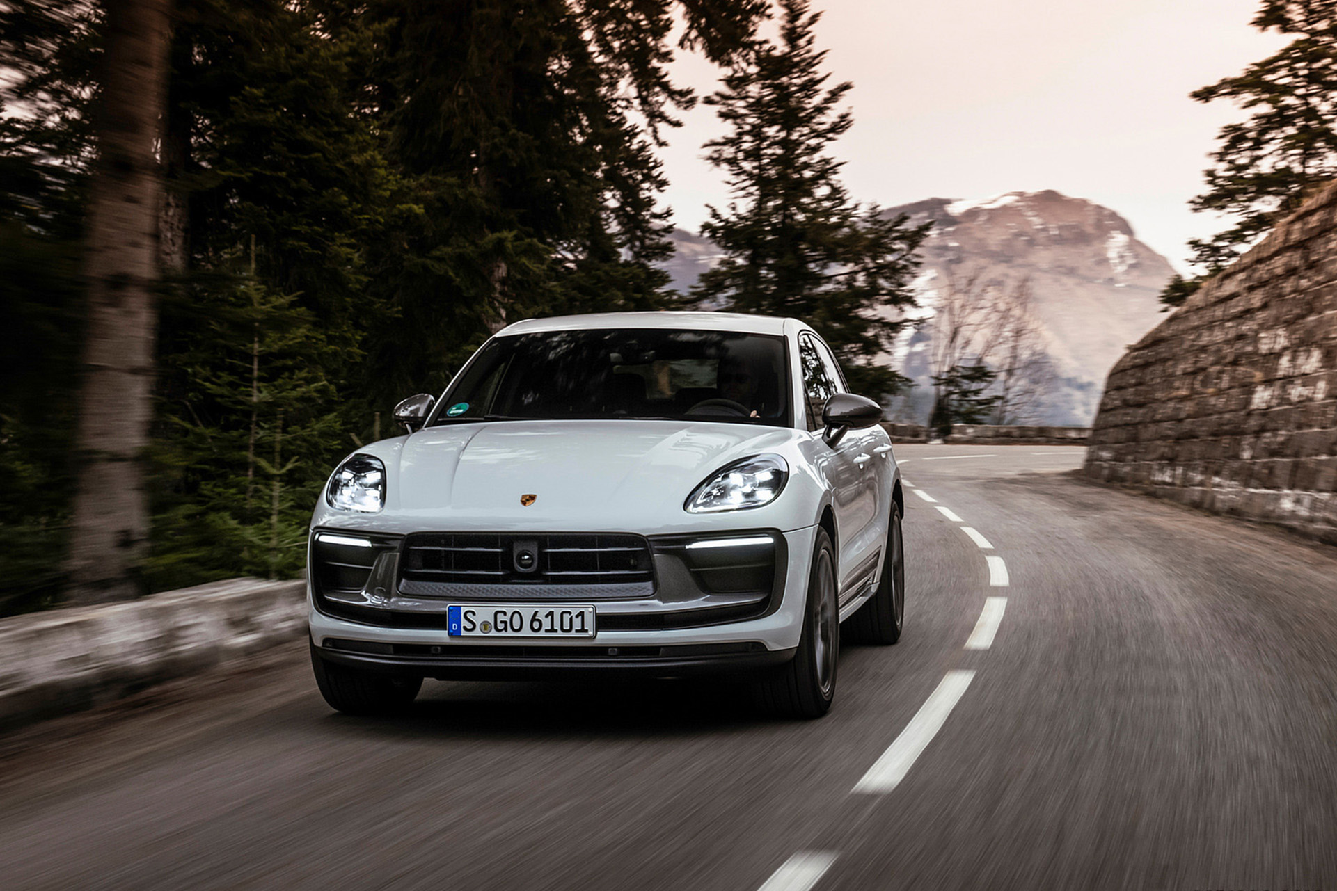 Download 2023 Porsche Macan T - Front HD Wallpaper 1921x1281 #4