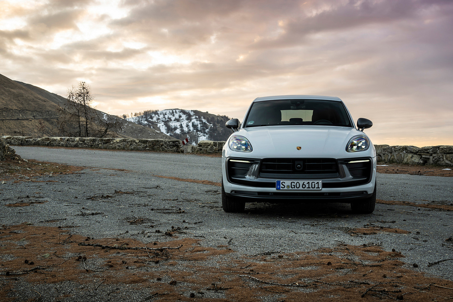 Download 2023 Porsche Macan T - Front HD Wallpaper 1921x1280 #45