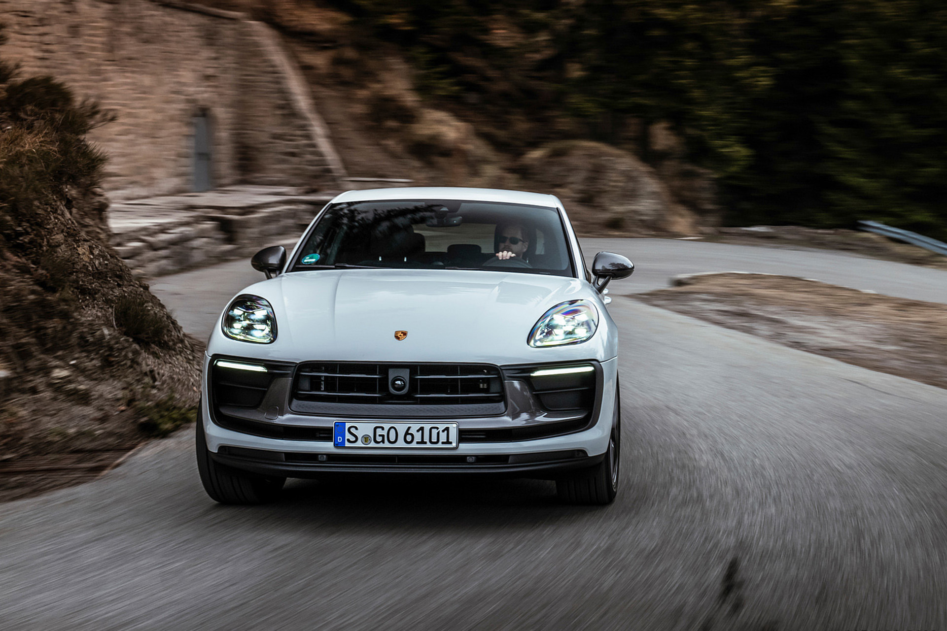 Download 2023 Porsche Macan T - Front HD Wallpaper 1921x1281 #13
