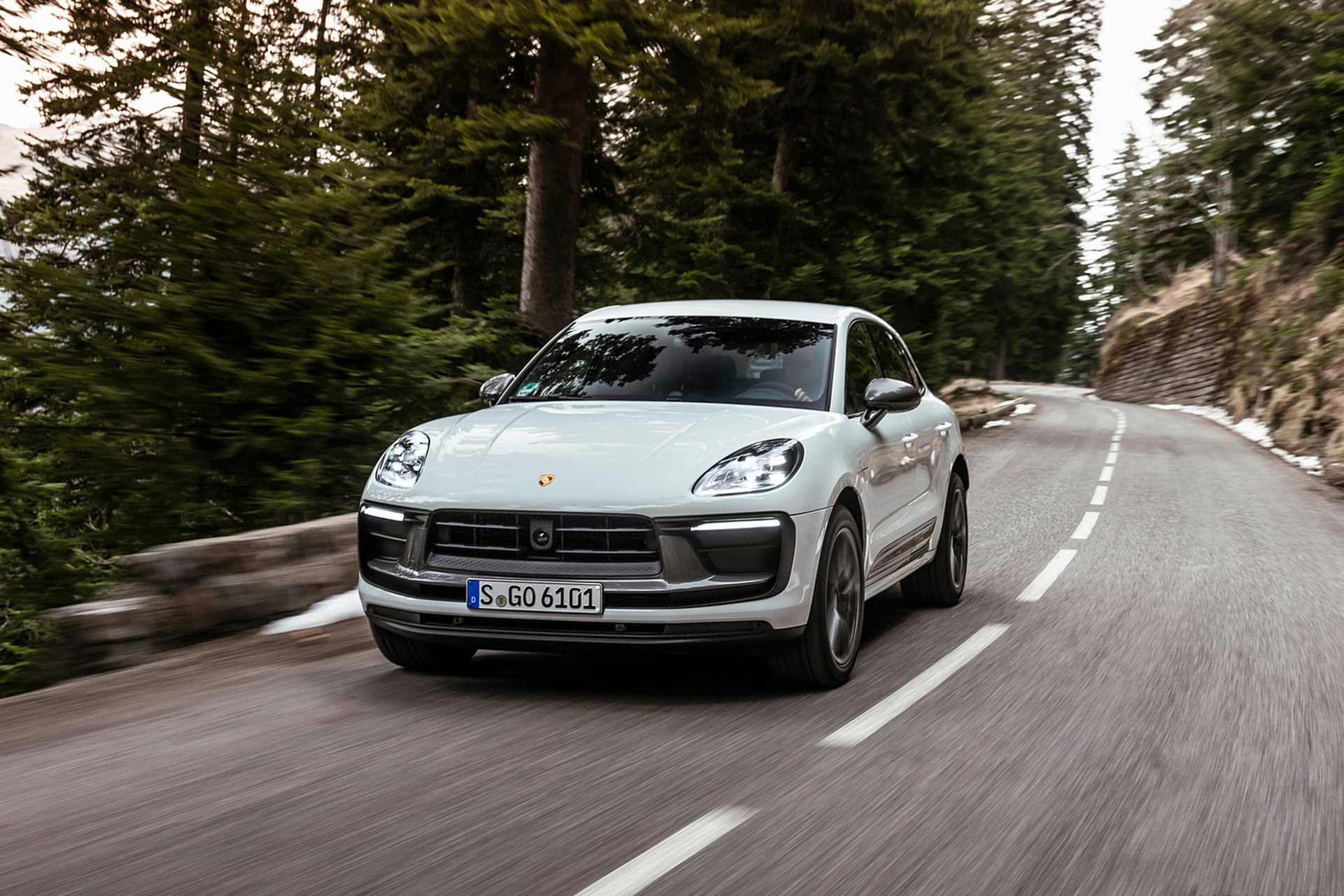 Download 2023 Porsche Macan T - Front HD Wallpaper 1921x1281 #2