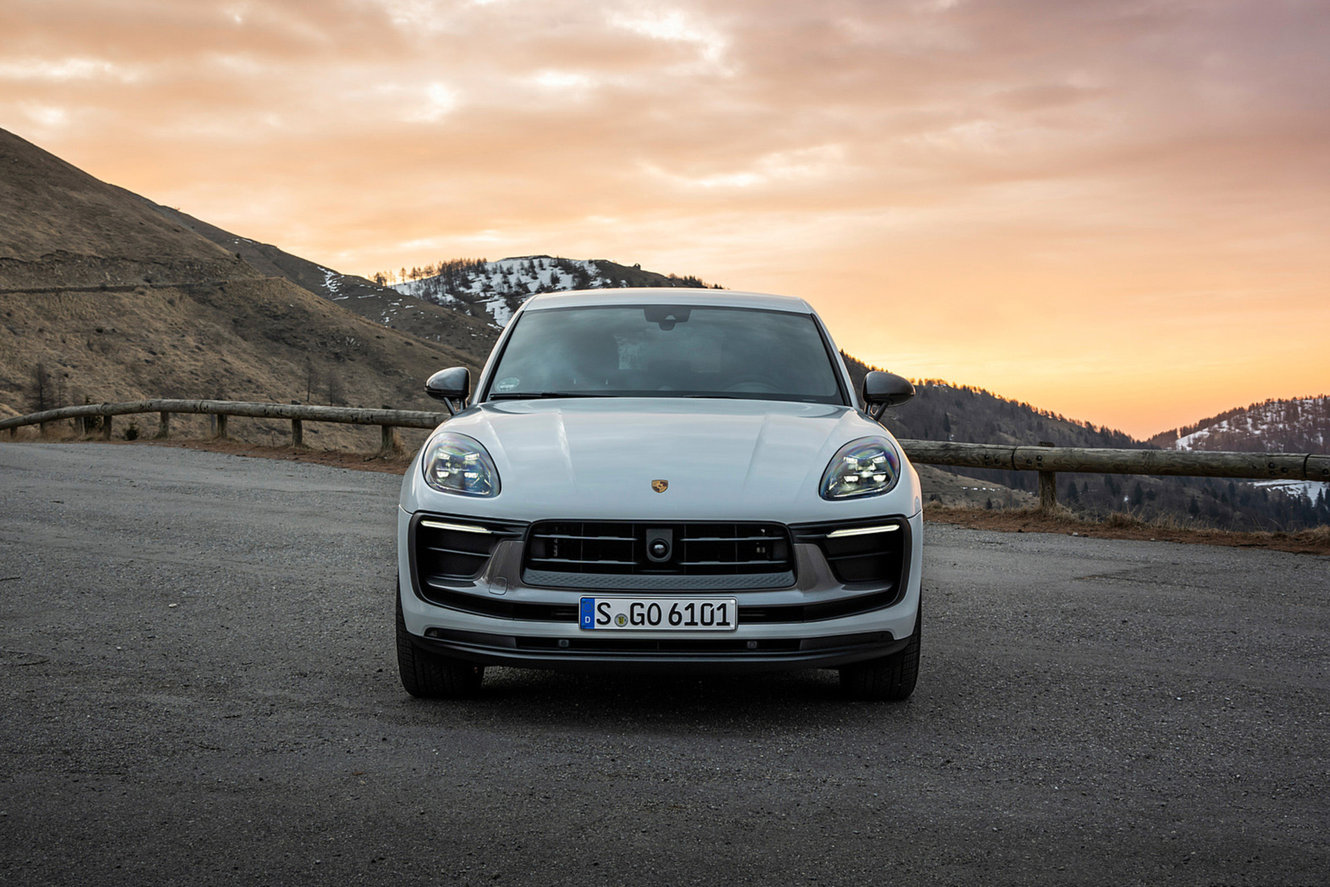 Download 2023 Porsche Macan T - Front HD Wallpaper 1921x1281 #52