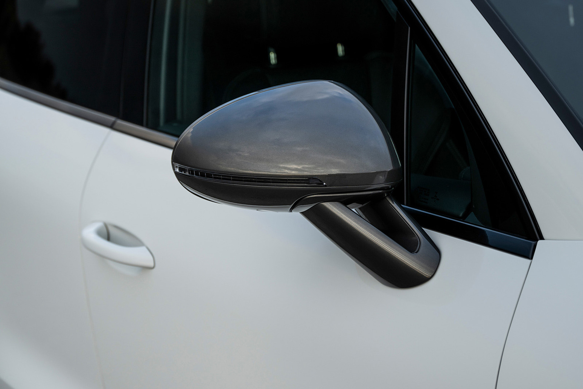 Download 2023 Porsche Macan T - Mirror HD Wallpaper 1921x1281 #59