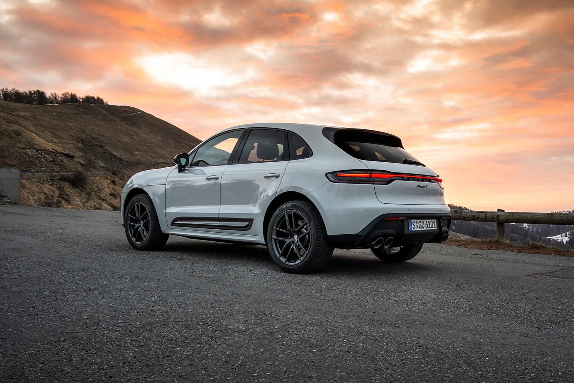 Download 2023 Porsche Macan T - Rear Three-Quarter HD Wallpaper 1921x1281 #46