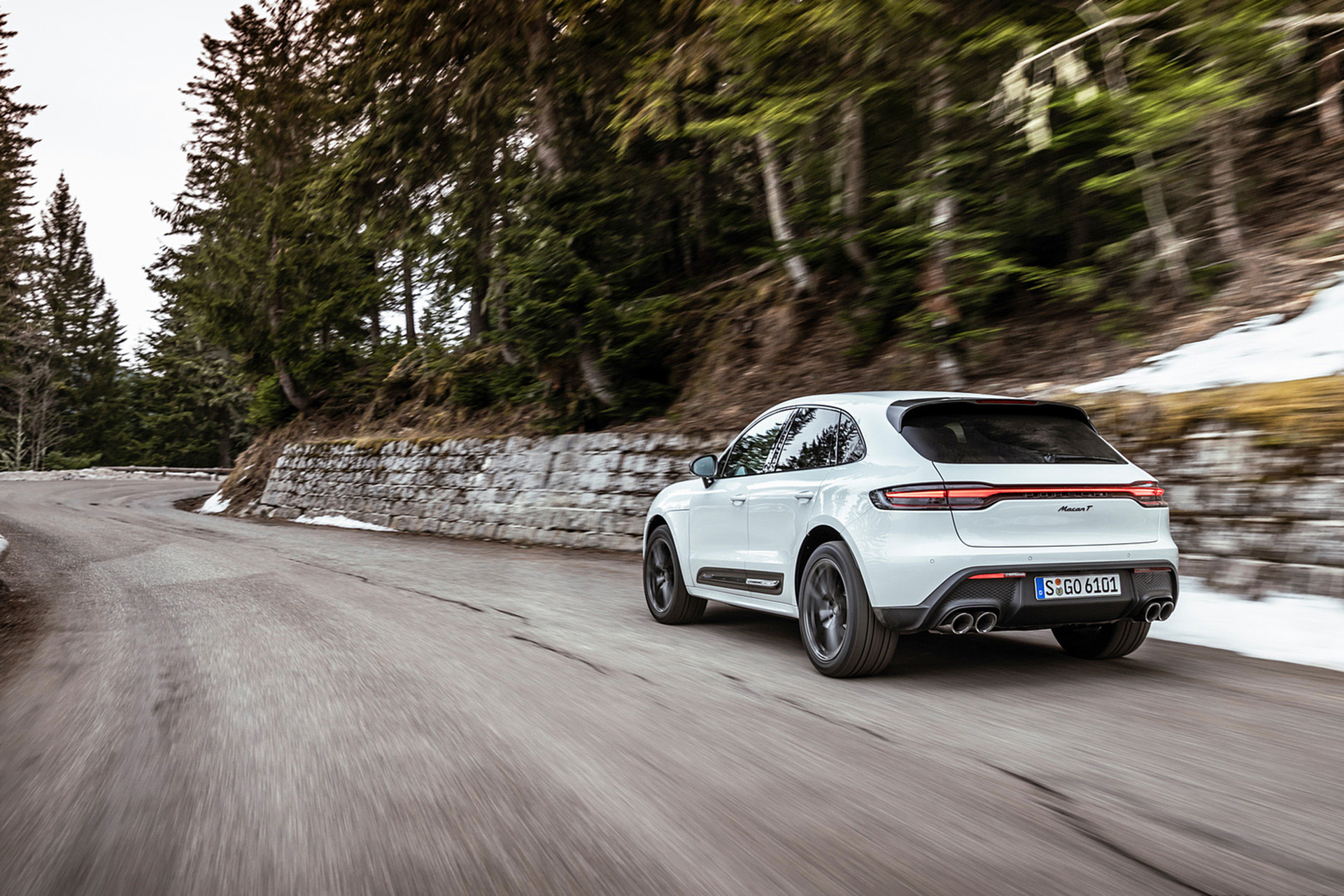 Download 2023 Porsche Macan T - Rear Three-Quarter HD Wallpaper 1921x1281 #19