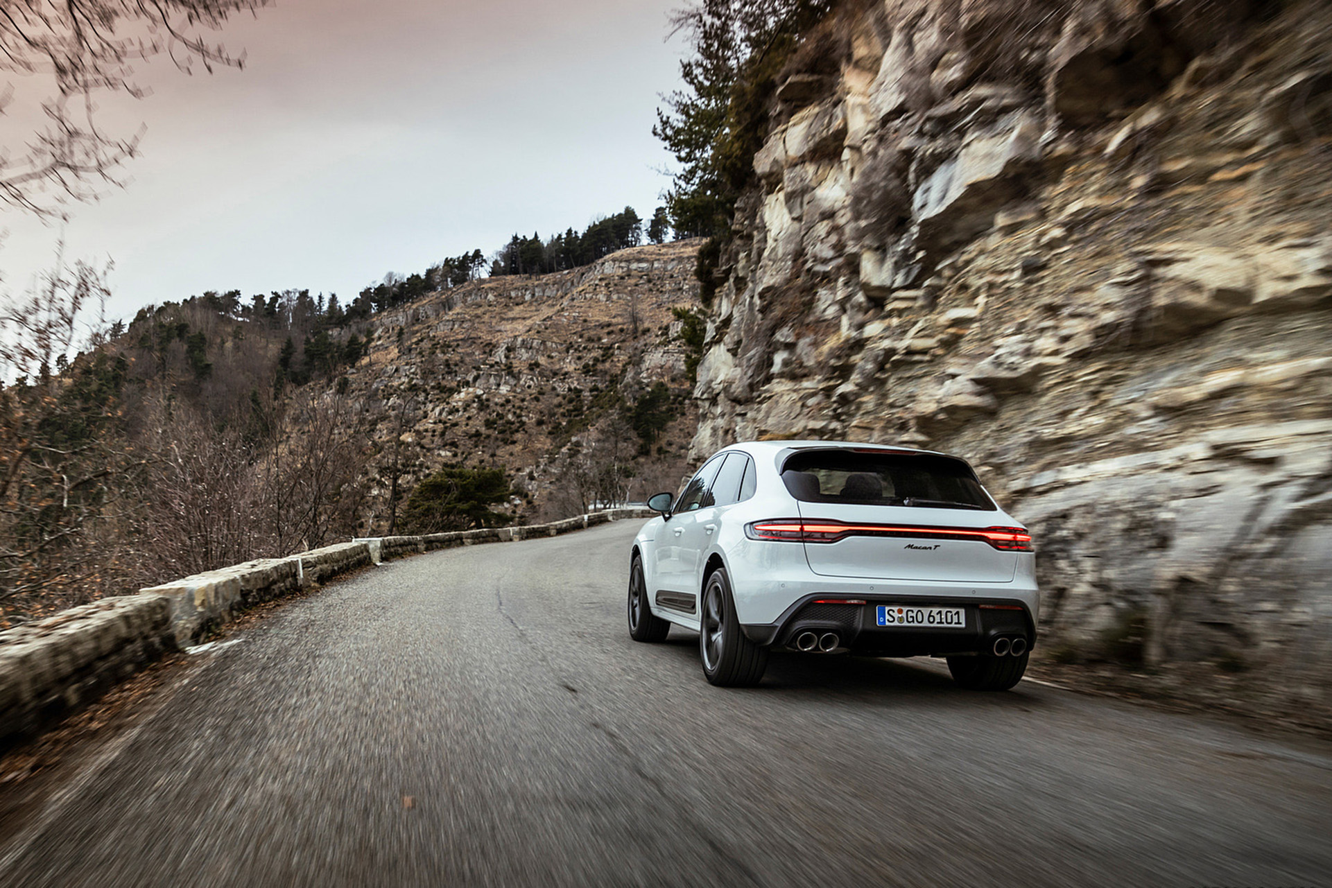 Download 2023 Porsche Macan T - Rear Three-Quarter HD Wallpaper 1921x1281 #20