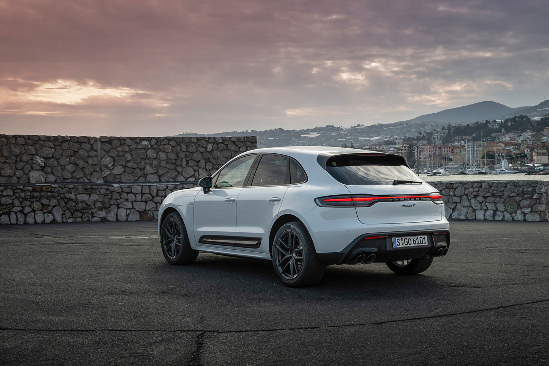 Download 2023 Porsche Macan T - Rear Three-Quarter HD Wallpaper 1921x1281 #54