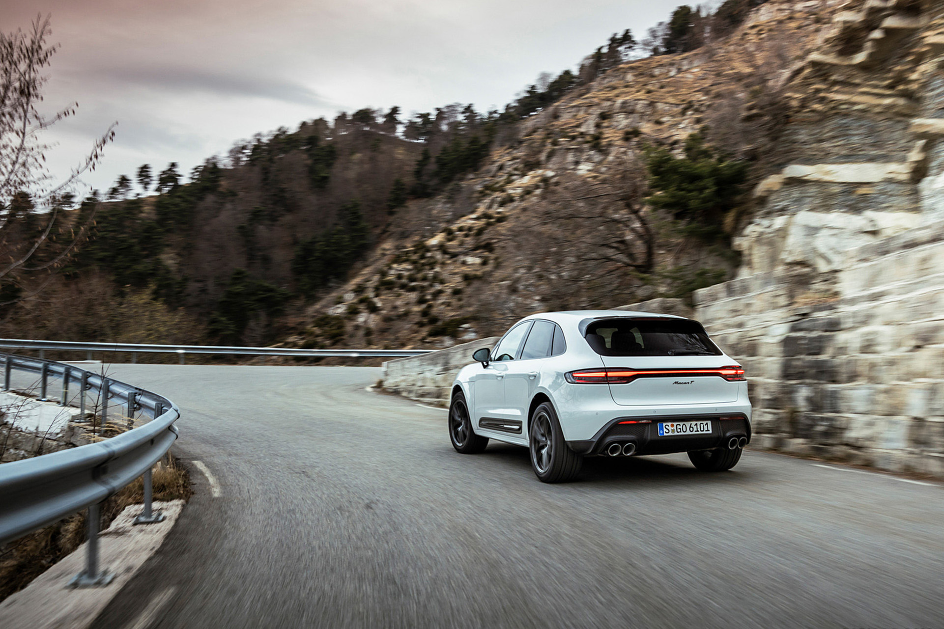 Download 2023 Porsche Macan T - Rear Three-Quarter HD Wallpaper 1921x1281 #21