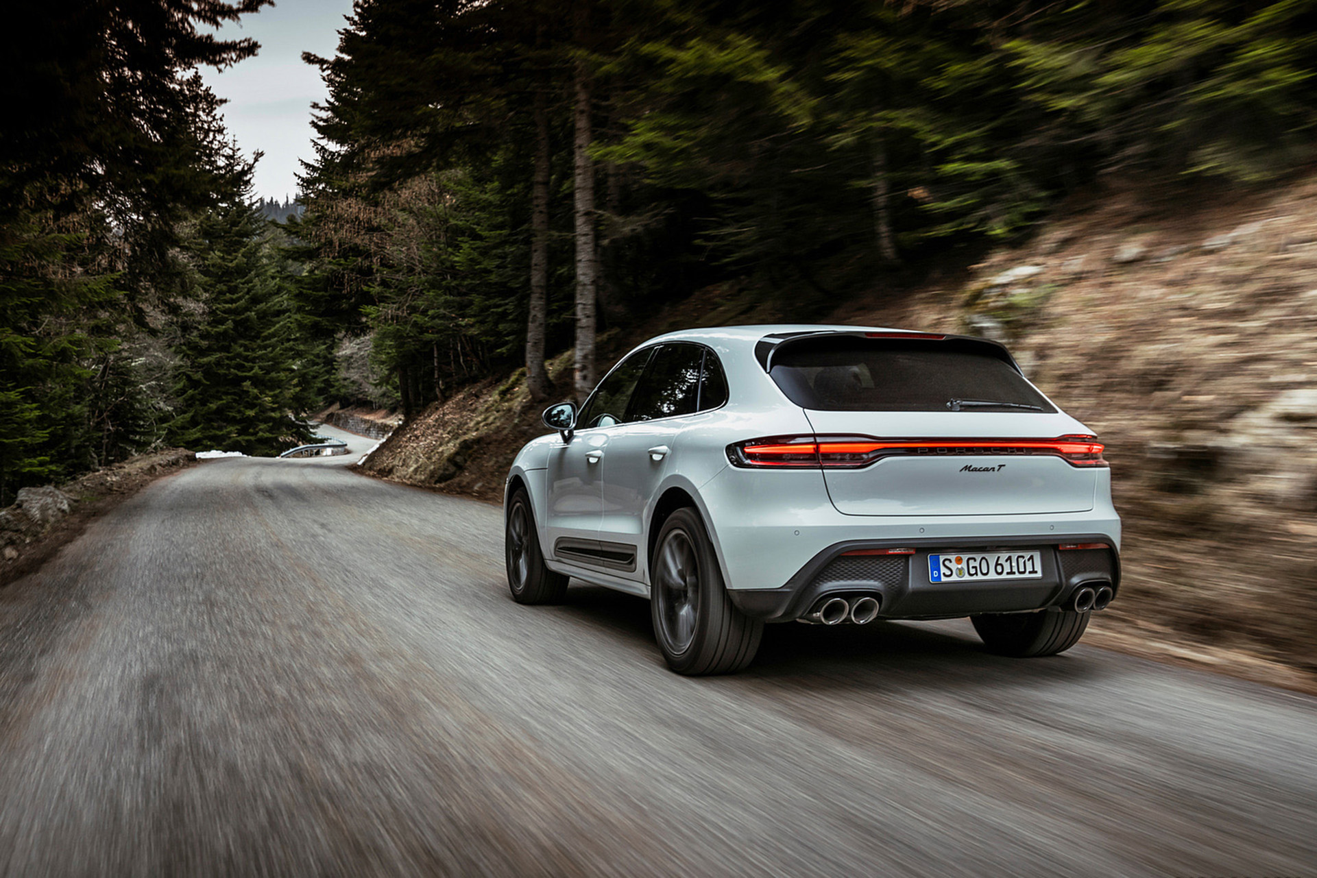 Download 2023 Porsche Macan T - Rear Three-Quarter HD Wallpaper 1921x1281 #3