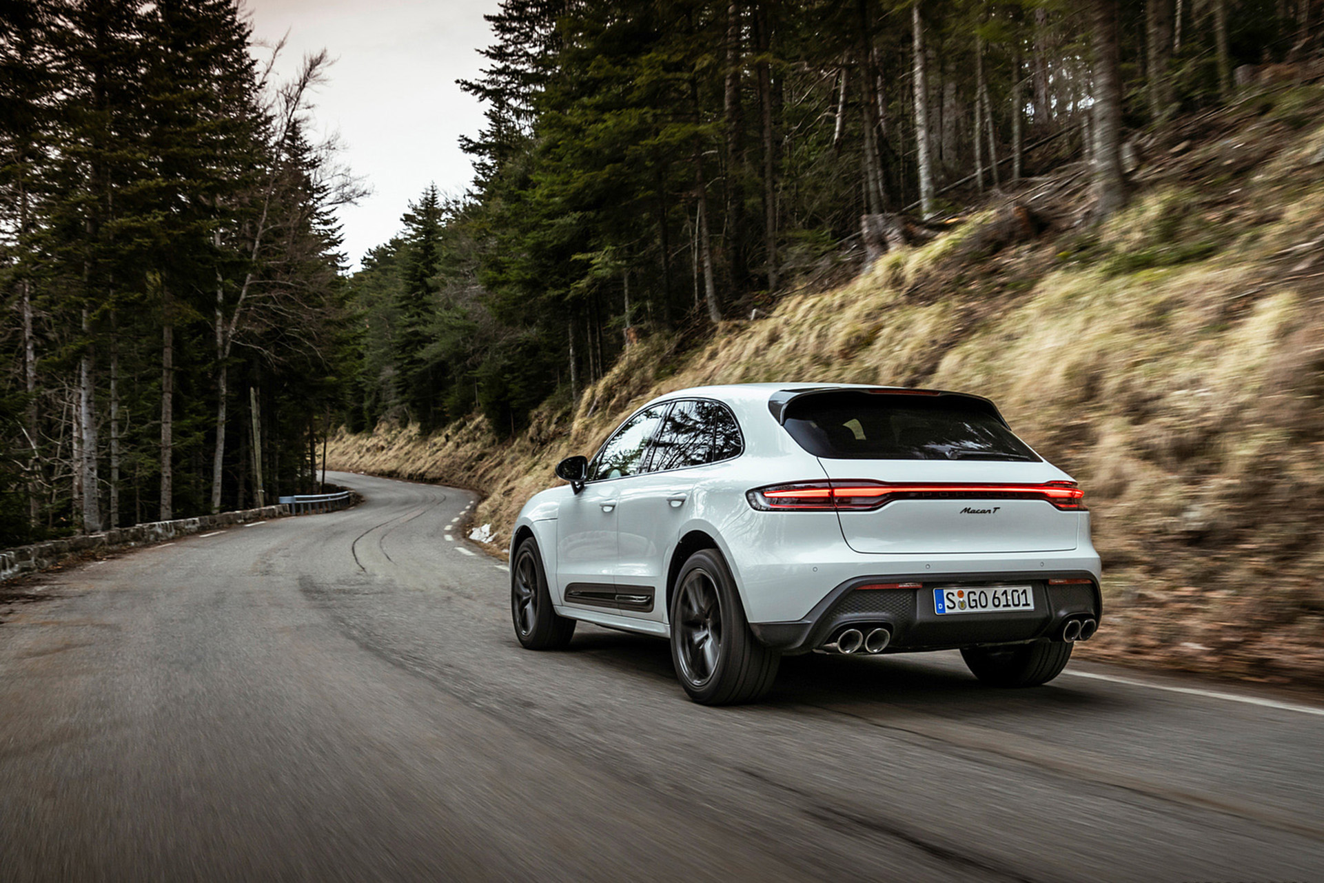 Download 2023 Porsche Macan T - Rear Three-Quarter HD Wallpaper 1921x1281 #15