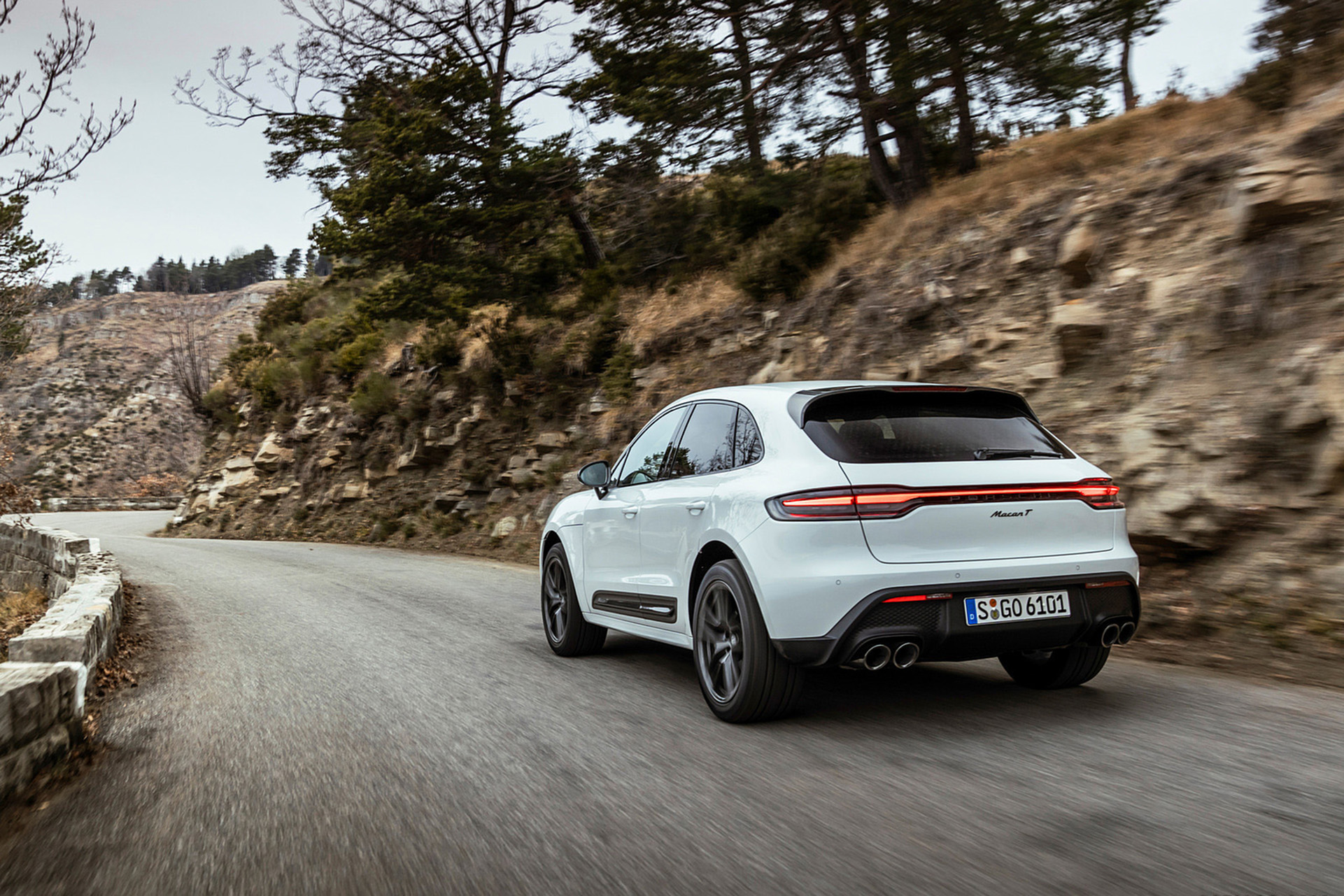 Download 2023 Porsche Macan T - Rear HD Wallpaper 1921x1281 #16