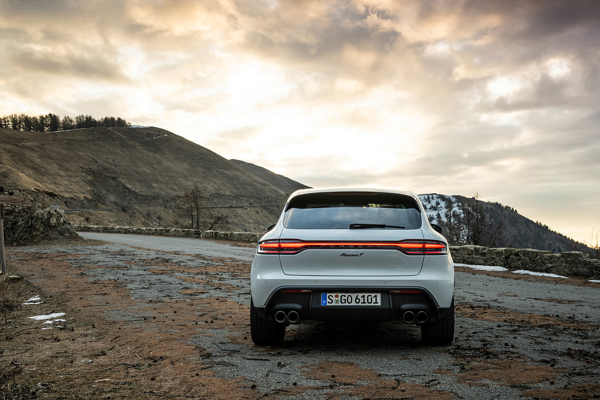 Download 2023 Porsche Macan T - Rear HD Wallpaper 1921x1281 #48