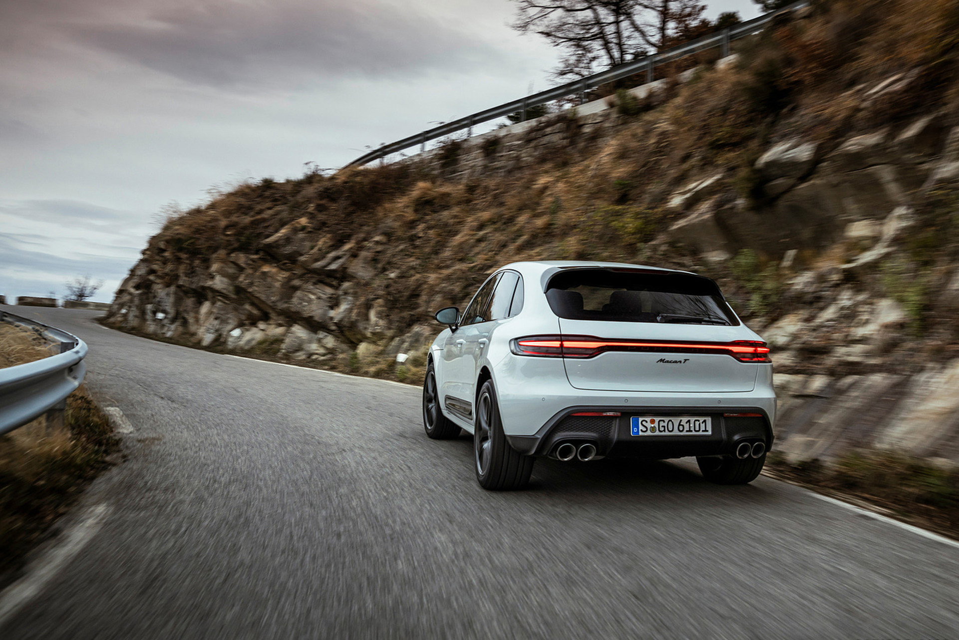 Download 2023 Porsche Macan T - Rear HD Wallpaper 1921x1281 #11