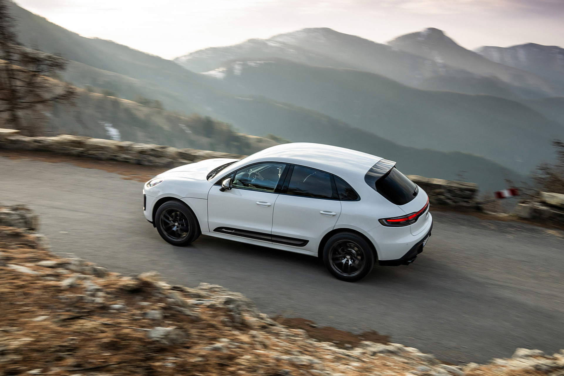 Download 2023 Porsche Macan T - Side HD Wallpaper 1921x1281 #36