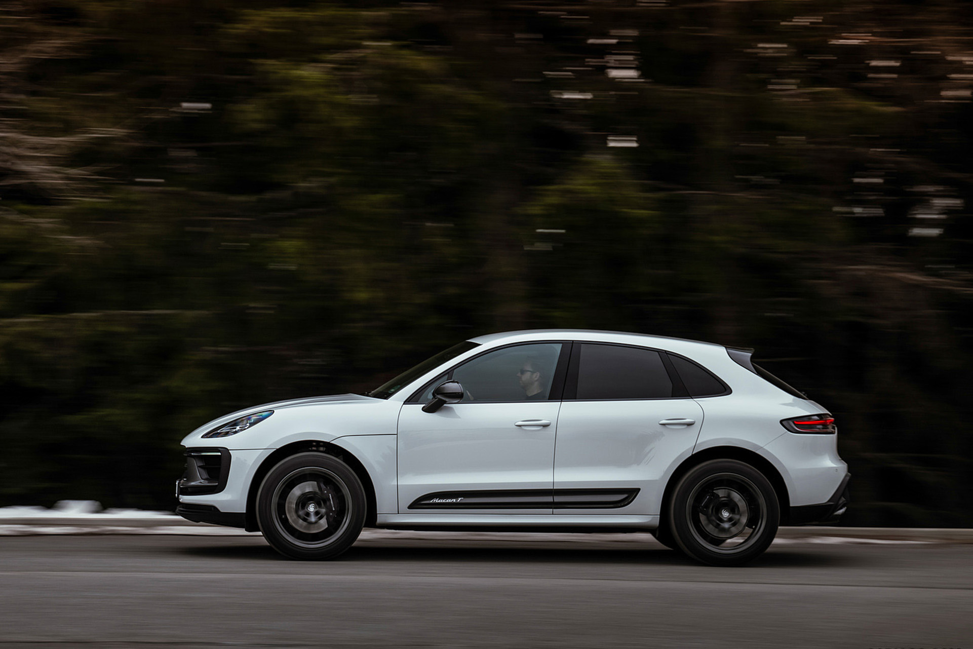 Download 2023 Porsche Macan T - Side HD Wallpaper 1921x1281 #23