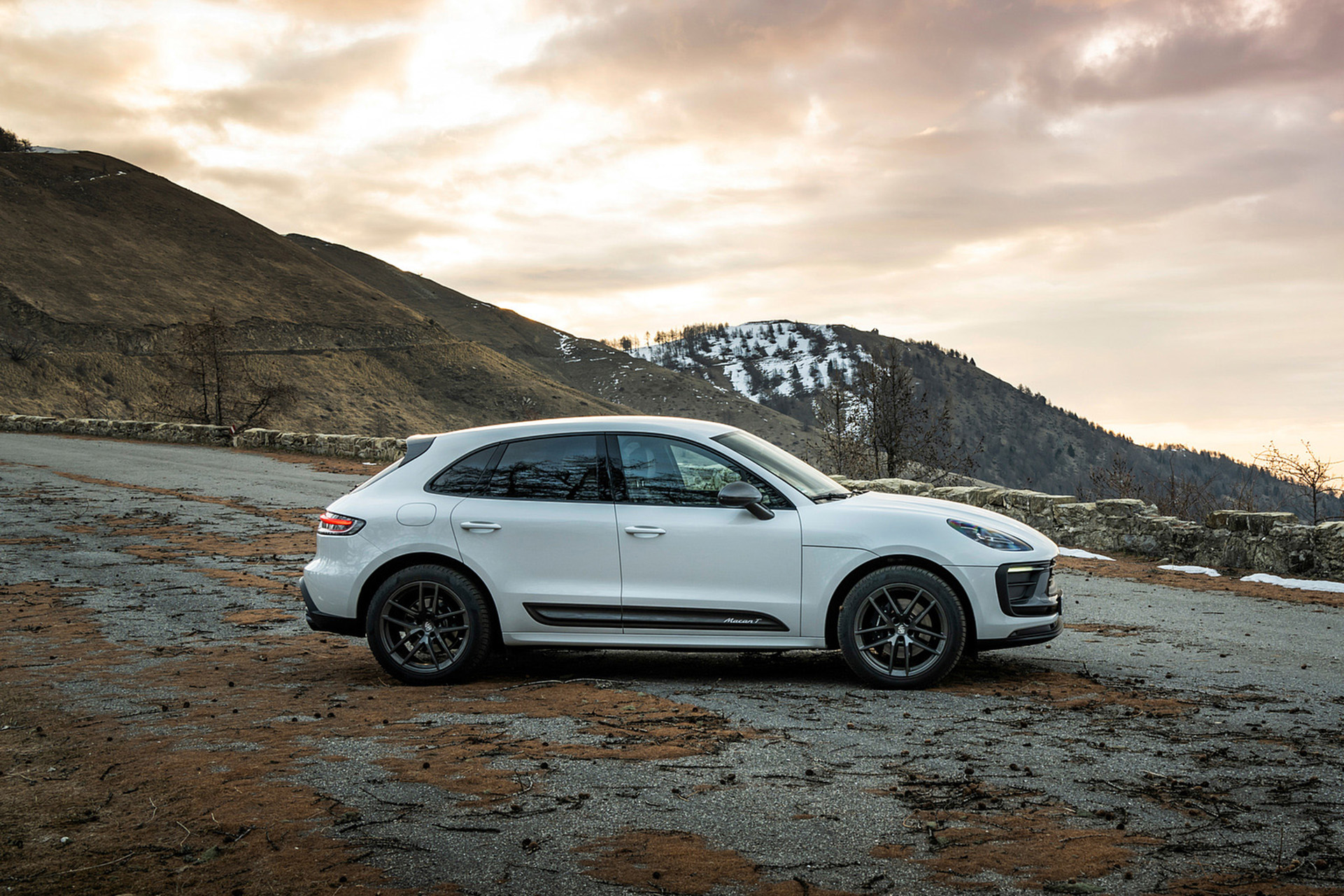 Download 2023 Porsche Macan T - Side HD Wallpaper 1921x1281 #49