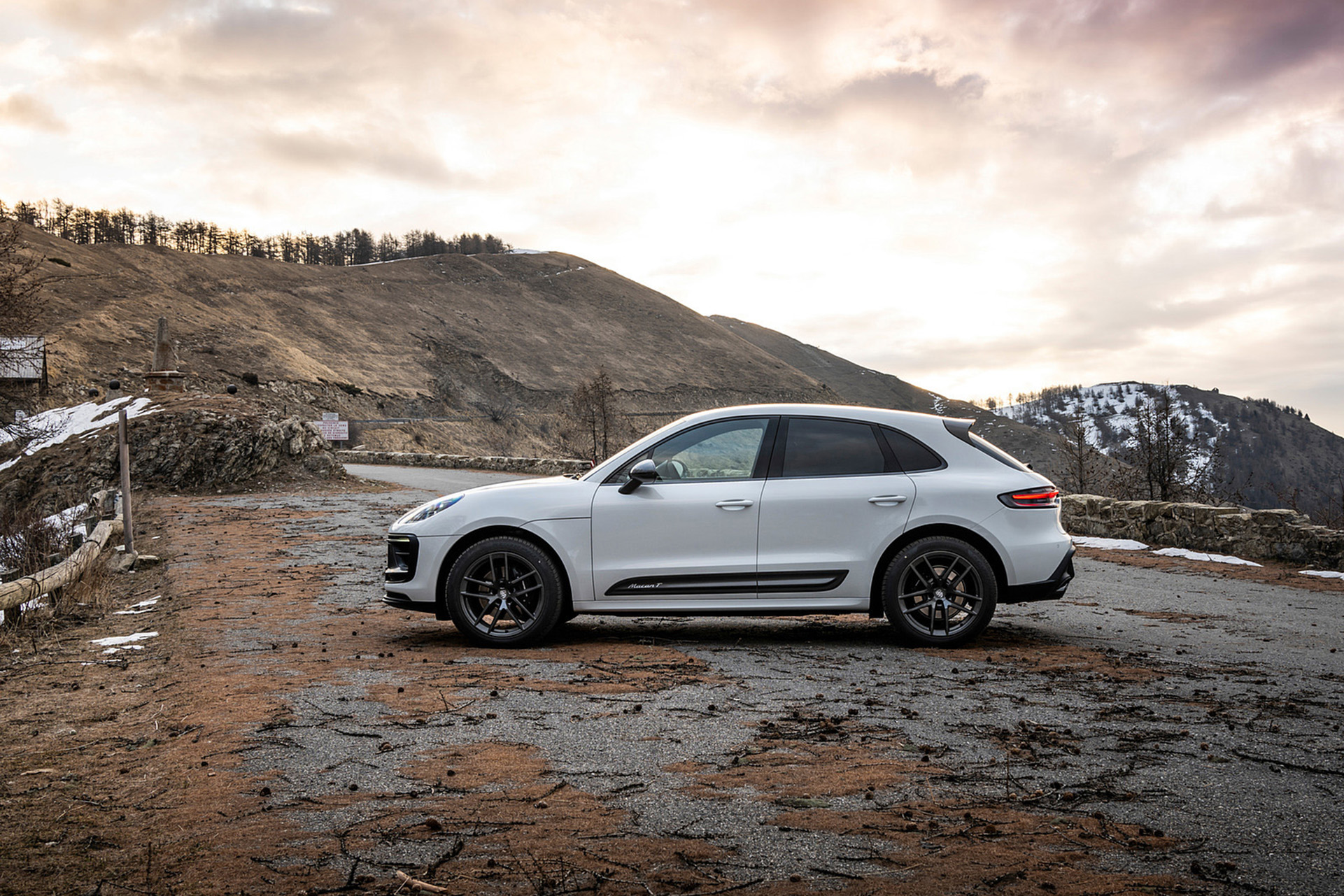 Download 2023 Porsche Macan T - Side HD Wallpaper 1921x1281 #50