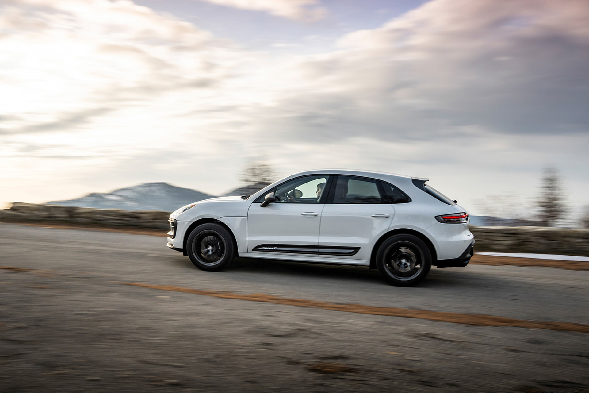 Download 2023 Porsche Macan T - Side HD Wallpaper 1921x1281 #38