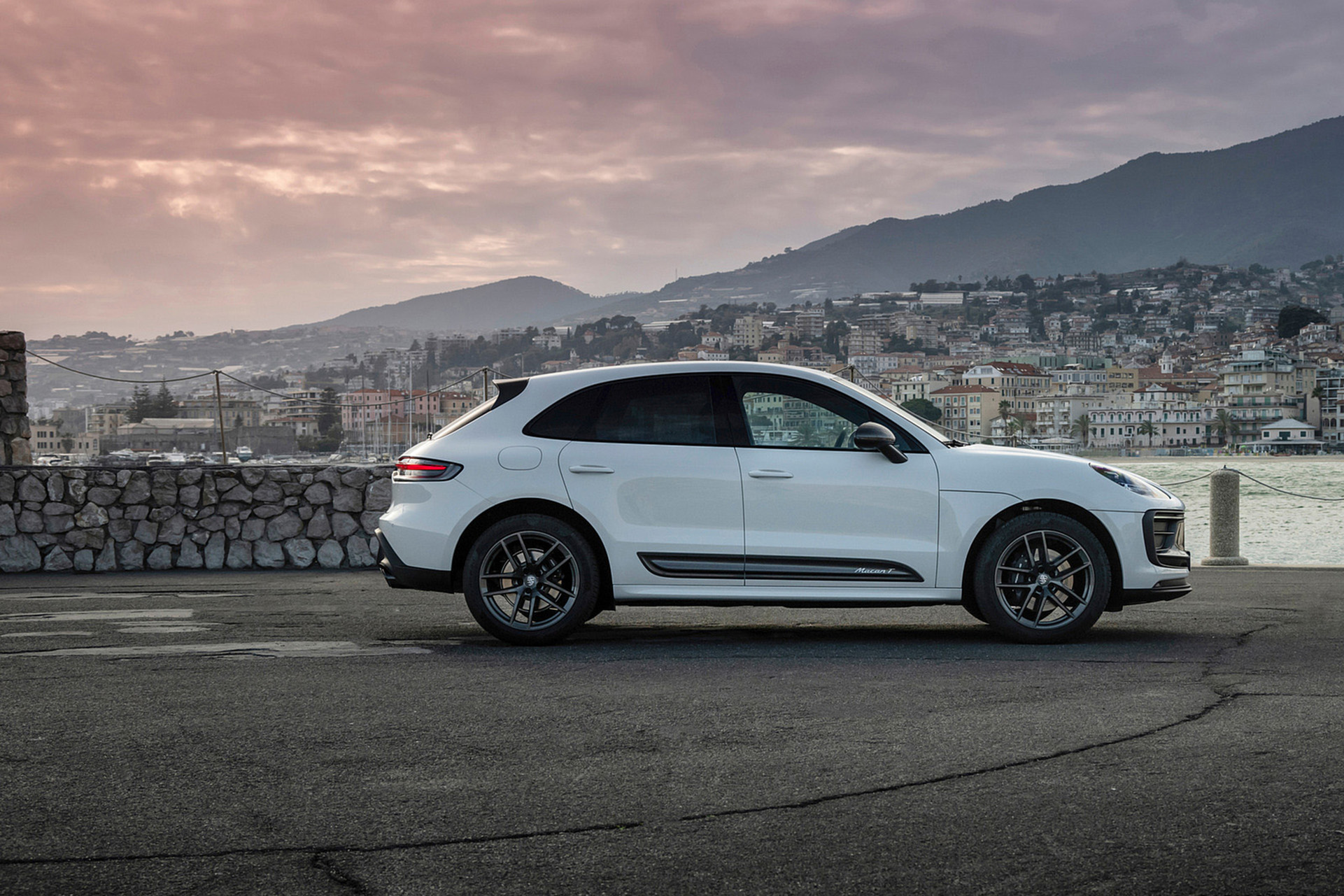 Download 2023 Porsche Macan T - Side HD Wallpaper 1921x1281 #56
