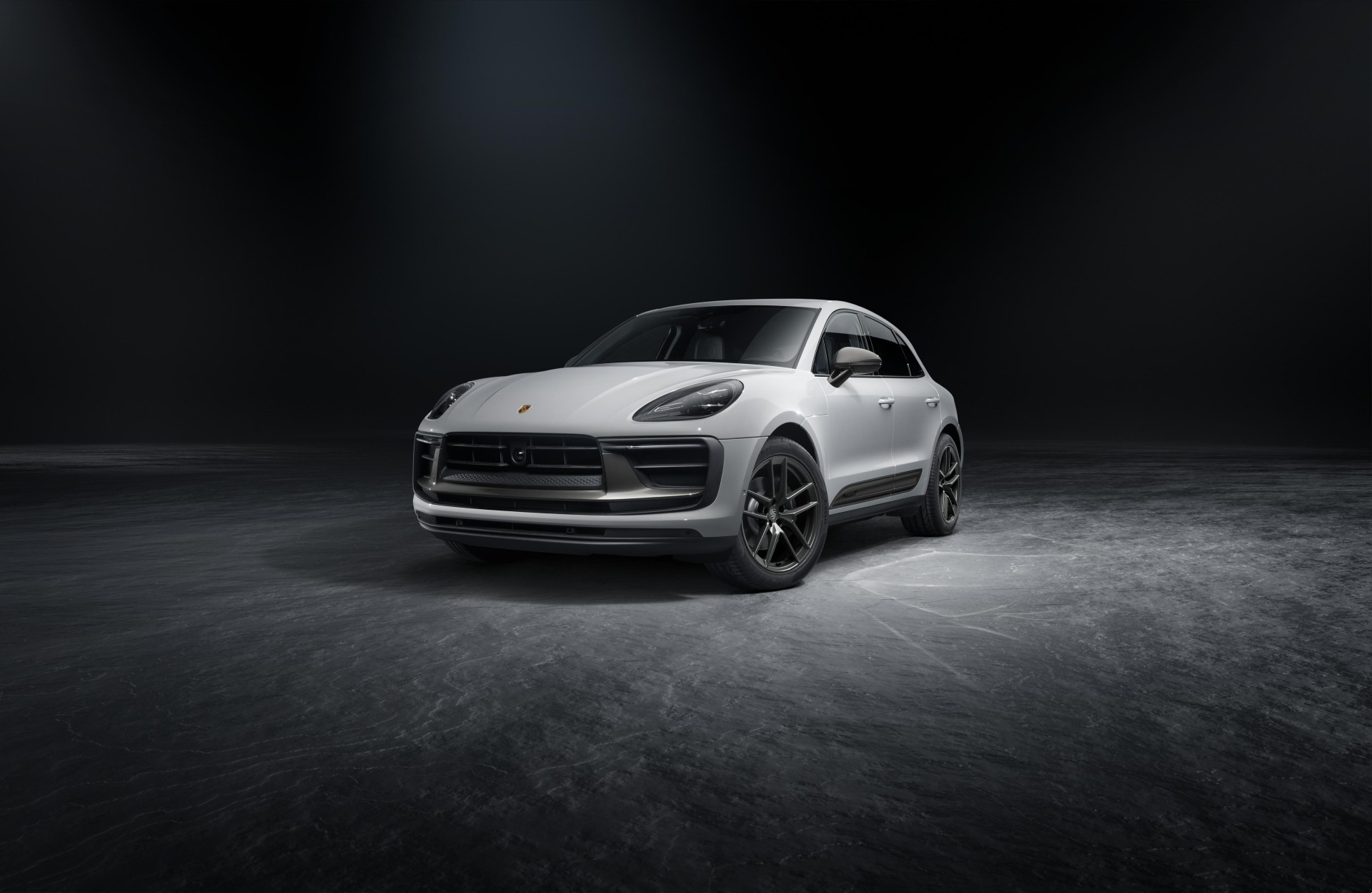Download 2023 Porsche Macan T - Front Three-Quarter HD Wallpaper 1920x1249 #219