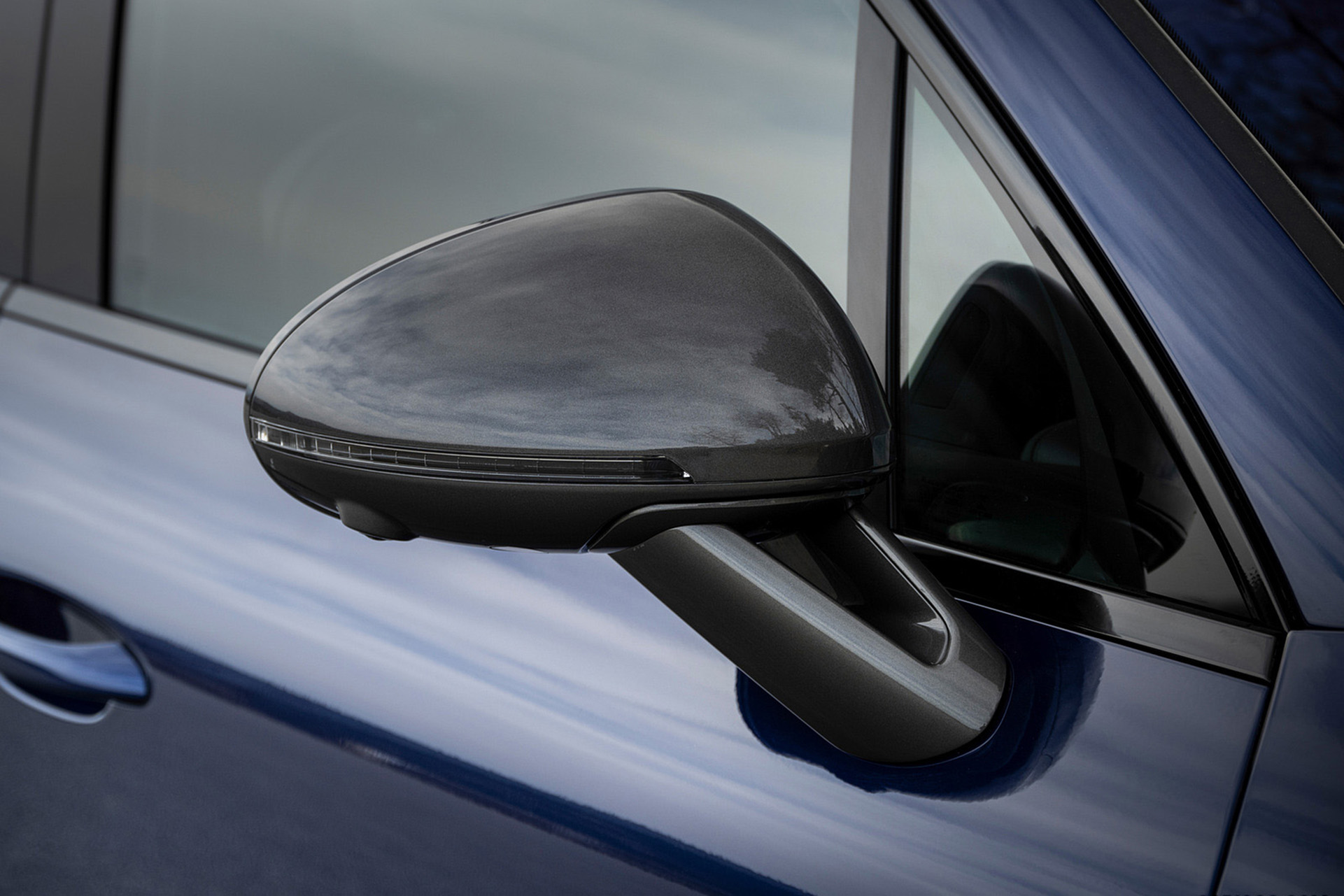 Download 2023 Porsche Macan T - Mirror HD Wallpaper 1921x1281 #198