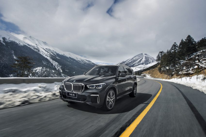 2022 BMW X5 xDrive40Li - Front Three-Quarter Wallpaper 850x567 #1