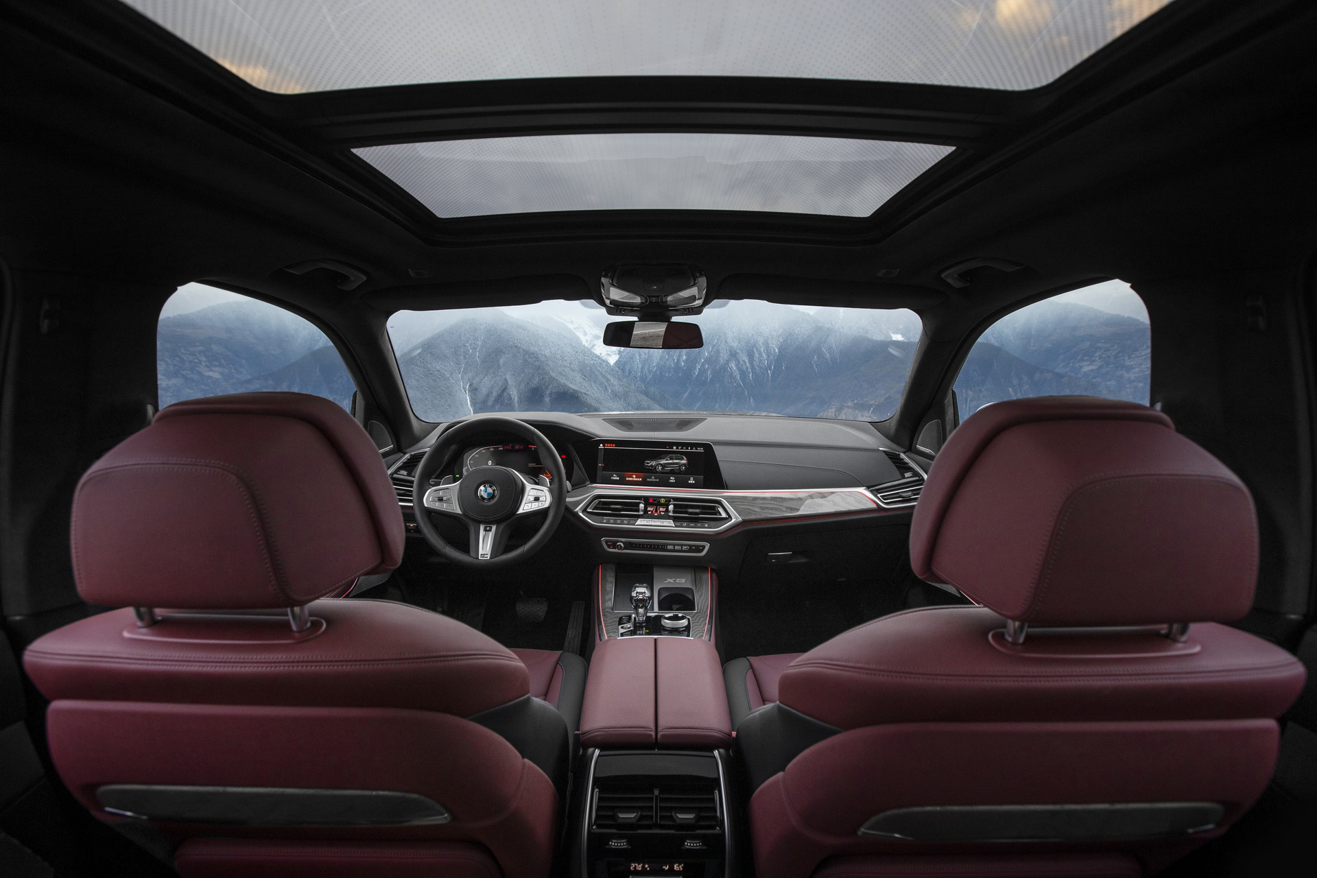 Download 2022 BMW X5 xDrive40Li - Interior, Cockpit HD Wallpaper 1920x1280 #10