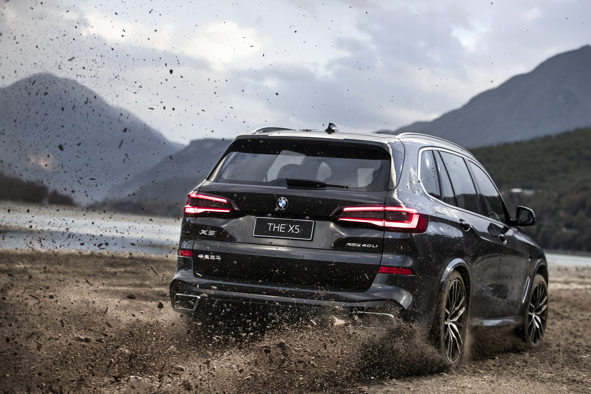 Download 2022 BMW X5 xDrive40Li - Rear Three-Quarter HD Wallpaper 1920x1280 #2