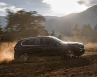 2022 BMW X5 xDrive40Li - Side Wallpaper 190x150