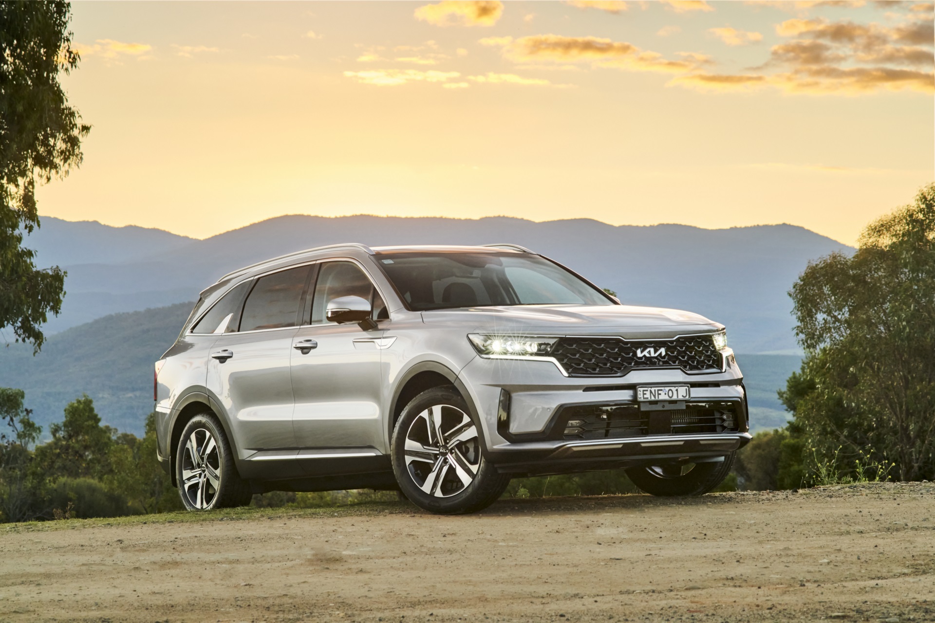 Download 2022 Kia Sorento Hybrid GT-Line - AU version - Front Three-Quarter HD Wallpaper 1920x1280 #8