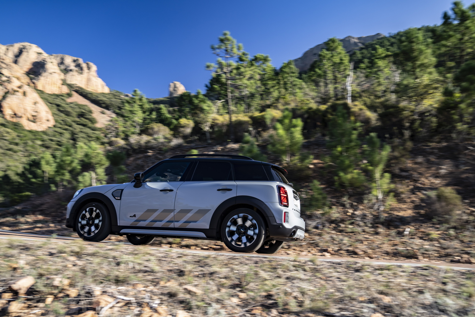 Download 2022 MINI Cooper S Countryman ALL4 Untamed Edition - Side HD Wallpaper 1920x1280 #16