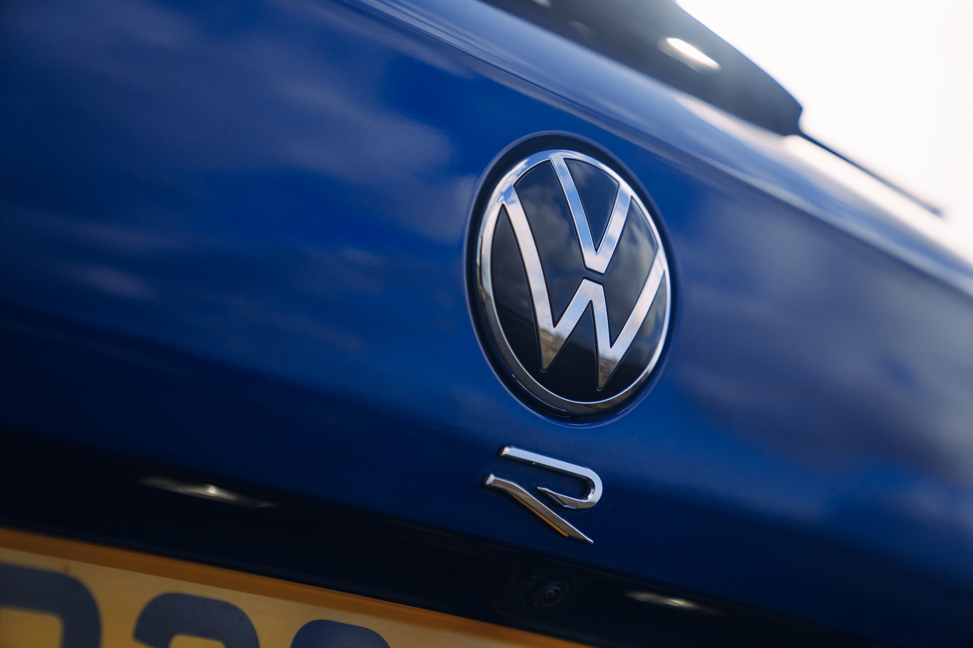 Download 2022 Volkswagen Golf R Estate - UK version - Badge HD Wallpaper 1921x1280 #33