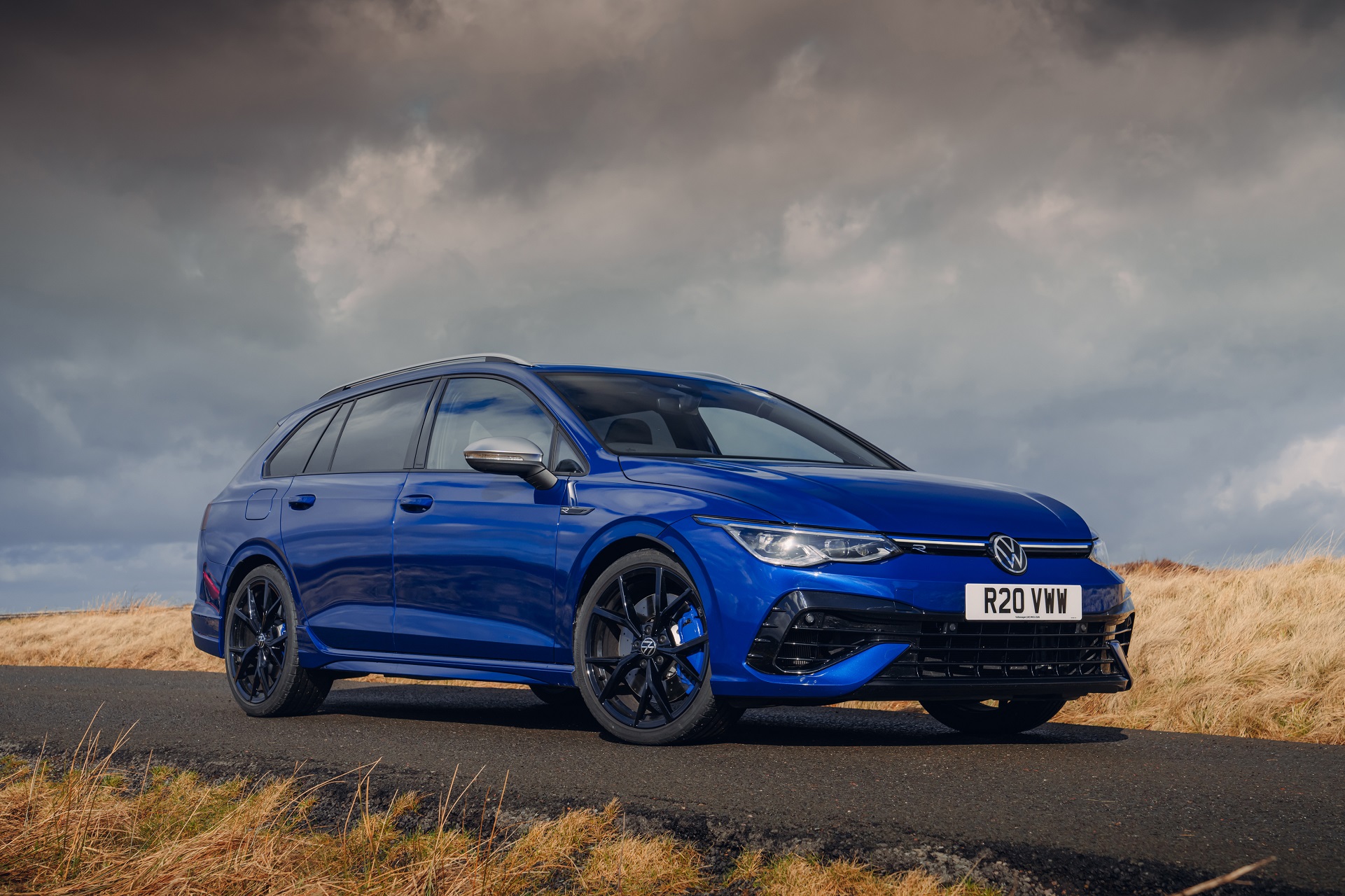Download 2022 Volkswagen Golf R Estate - UK version - Front Three-Quarter HD Wallpaper 1921x1280 #13