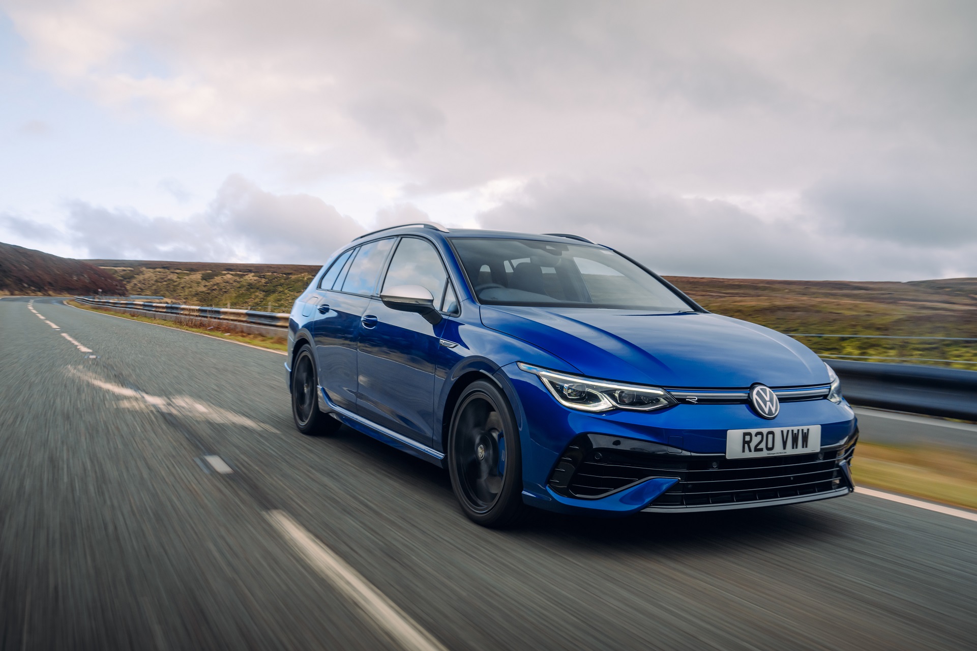Download 2022 Volkswagen Golf R Estate - UK version - Front Three-Quarter HD Wallpaper 1921x1280 #1